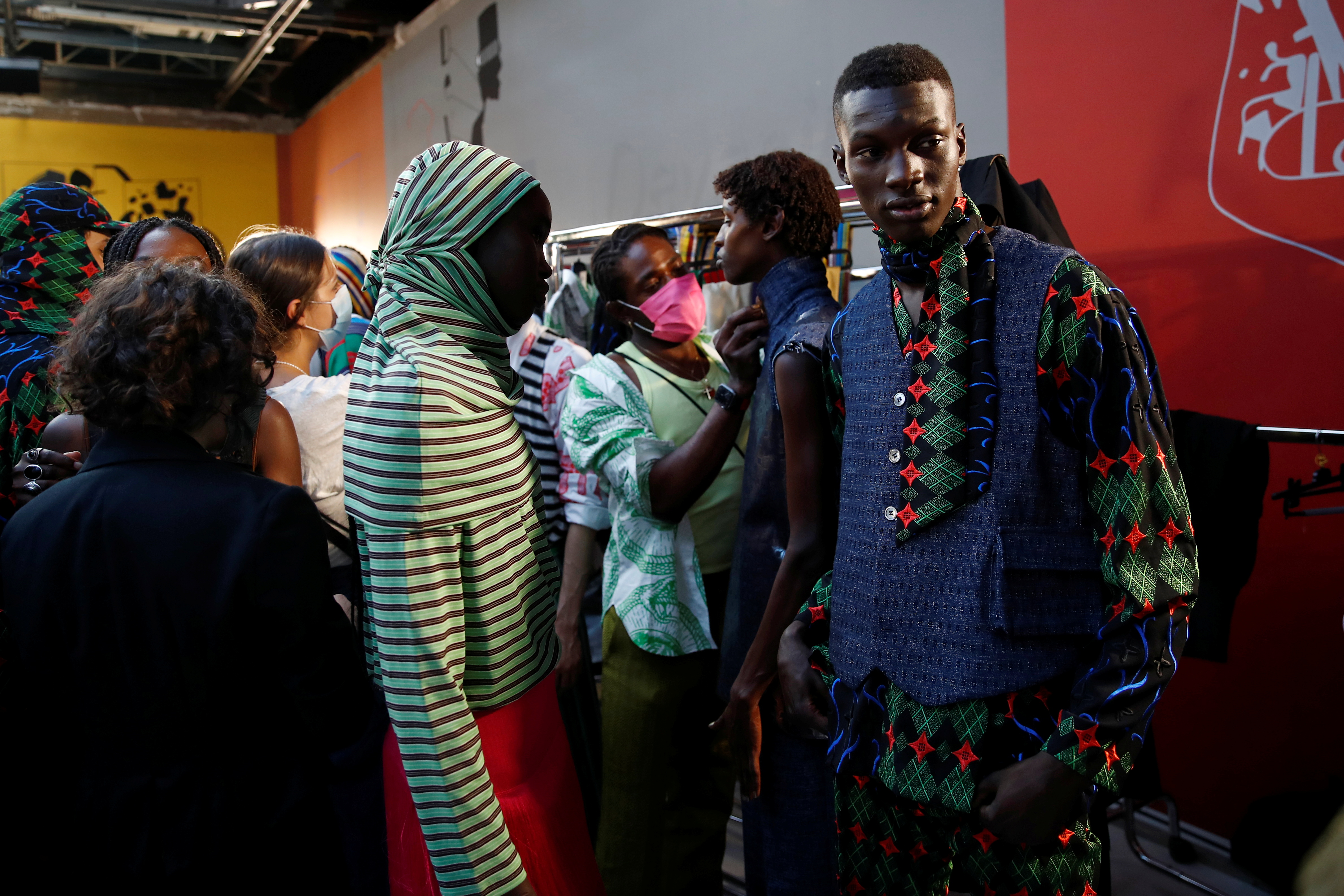 El evento más importante de la moda francesa abrió sus puertas el lunes con el desfile del nigeriano Kenneth Ize (REUTERS)