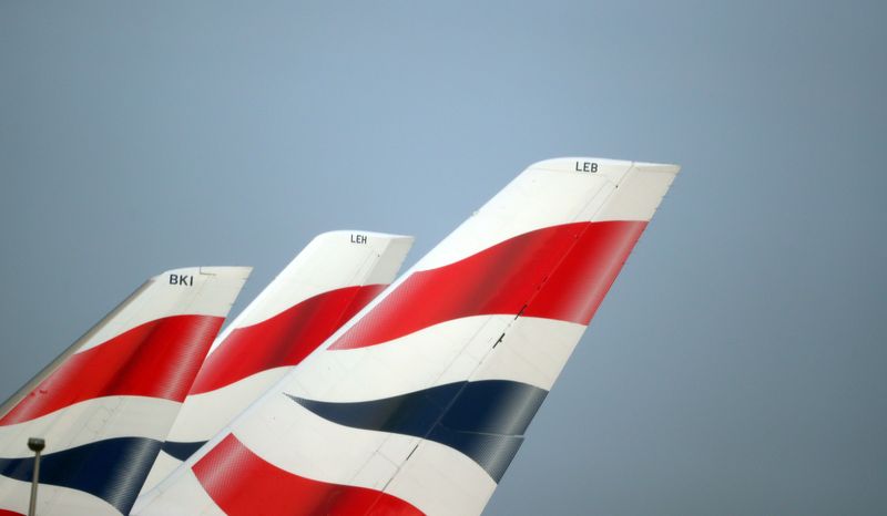 FOTO DE ARCHIVO: Logotipos de British Airways en el aeropuerto de Heathrow en el oeste de Londres, Reino Unido, 23 de febrero de 2018. REUTERS/Hannah McKay