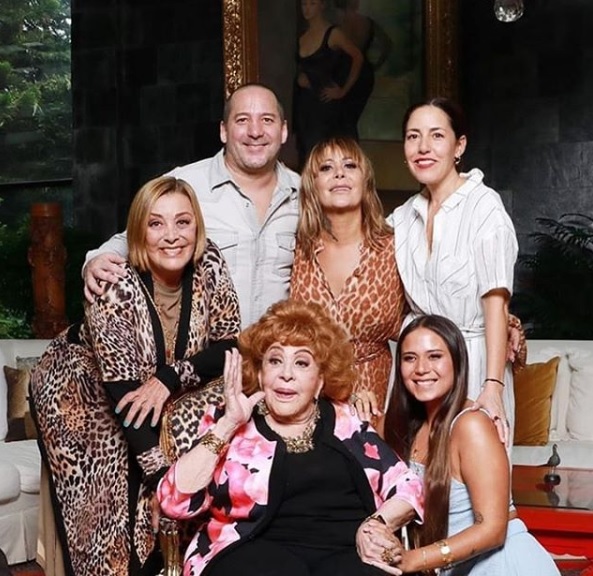 Silvia Pinal en compañía de sus hijos y dos de sus nietas (IG: silvia:pinal.h)