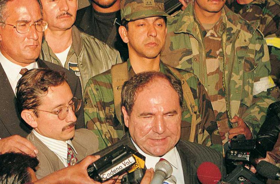 Mientras era militar, Lucio Gutierrez fue edecán de Abdalá Bucaram, que entonces era presidente de Ecuador.