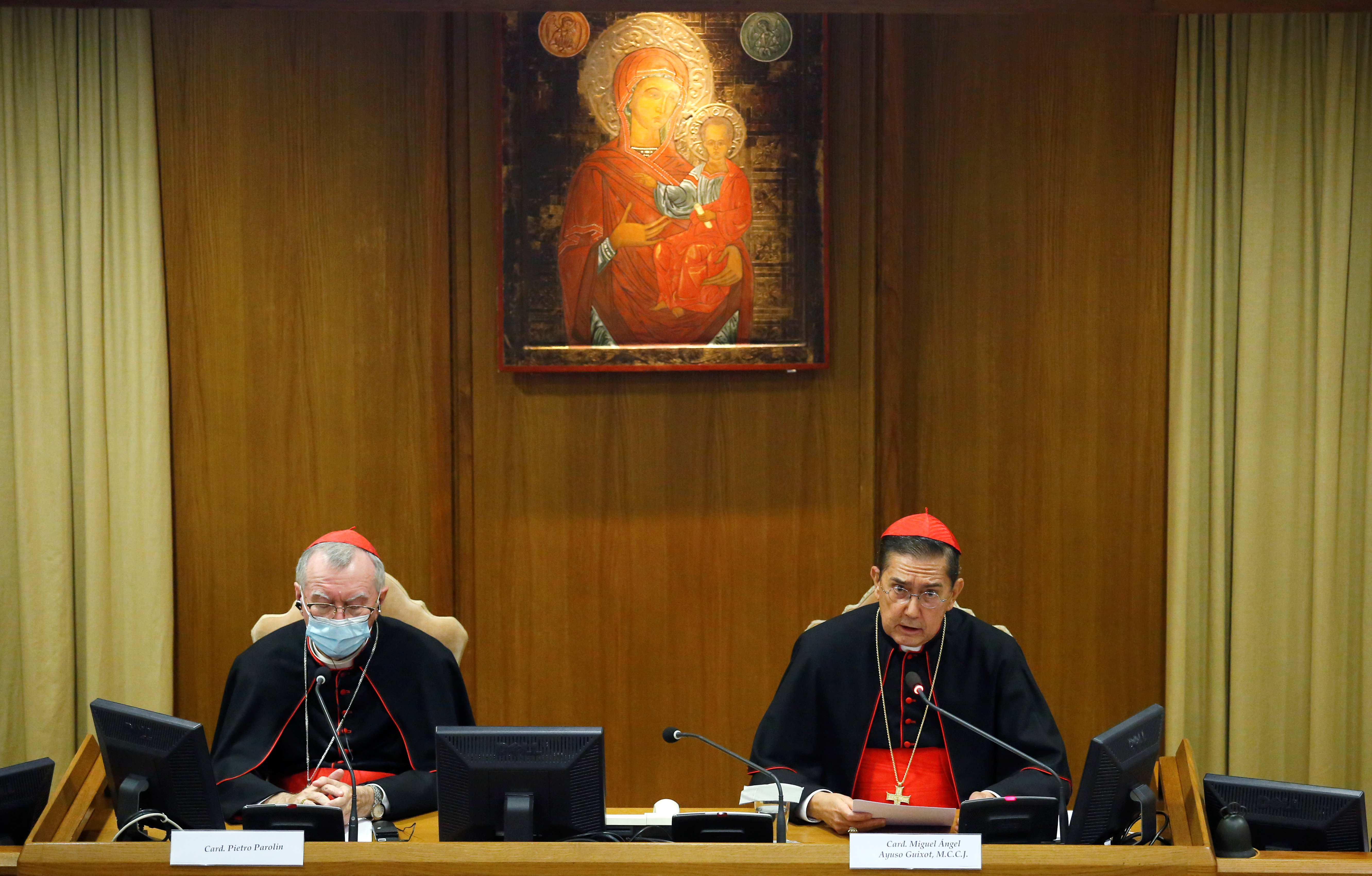 Los cardenales Pietro Parolin y Miguel Ángel Ayuso Guixot presentan la encíclica papal "Fratelli Tutti" en el Vaticano / October 4, 2020. REUTERS/Remo Casilli