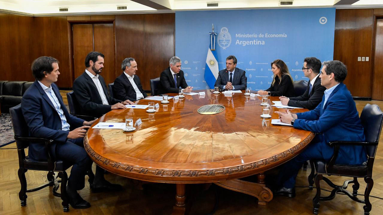 La secretaria de Energía Flavia Royón, el ministro de Economía Sergio Massa y el secretario de Comercio, Matías Tombolini, se reunieron con petroleras