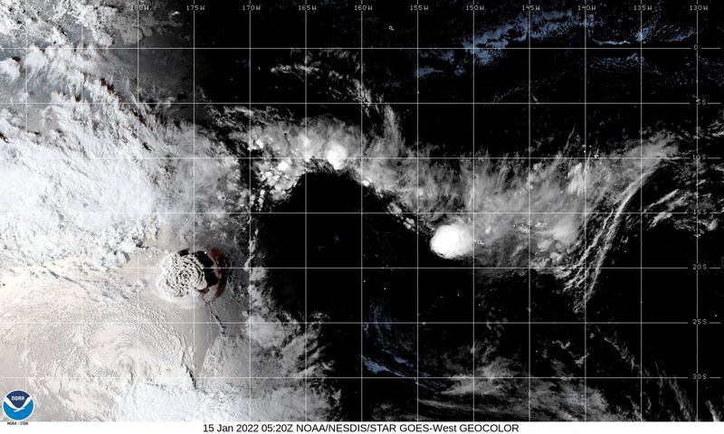Una columna blanca se eleva sobre Tonga cuando el volcán submarino Hunga Tonga-Hunga Ha'apai entró en erupción, en esta imagen del Instituto Cooperativo de Investigación en la Atmósfera (CIRA) y la NOAA (REUTERS)