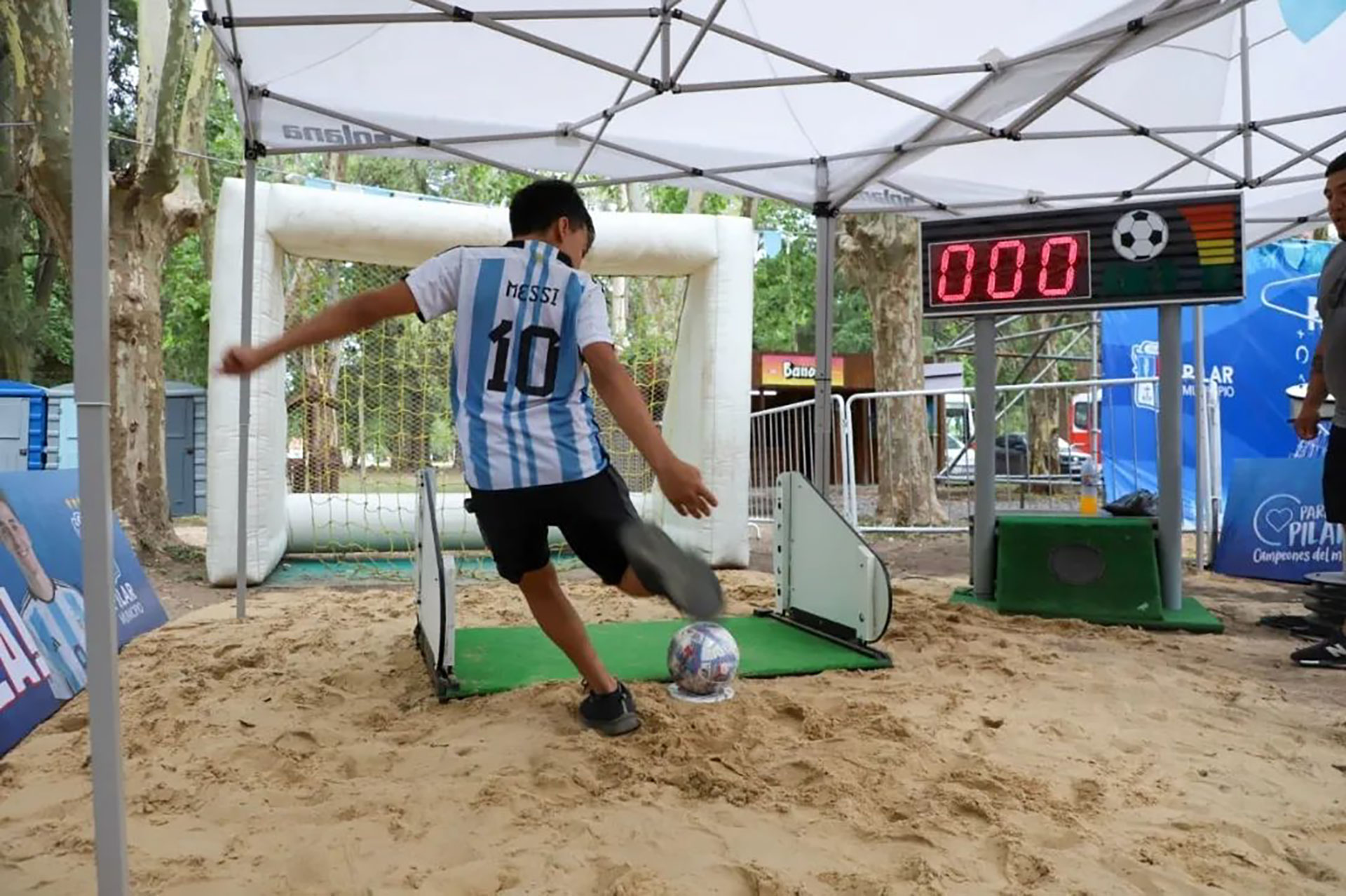 El chutómetro es de los juegos más populares del parque temático "Campeones del Mundo" (Crédito: Instagram @municipiopilar)