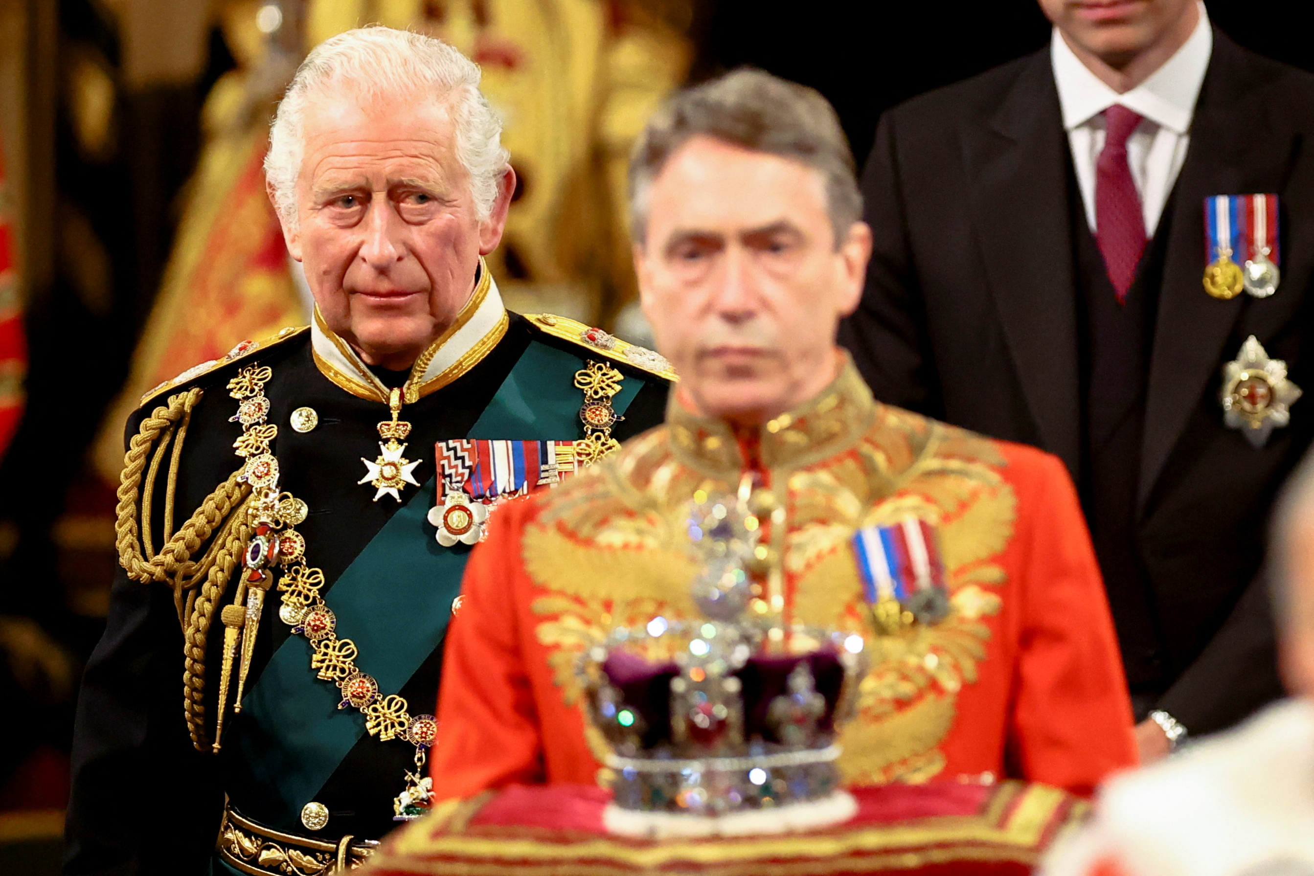 El Príncipe Carlos de Gran Bretaña procede detrás de la Corona del Estado Imperial a través de la Galería Real para la Apertura Estatal del Parlamento en el Palacio de Westminster en Londres, Gran Bretaña, el 10 de mayo de 2022. REUTERS/Hannah McKay/Pool