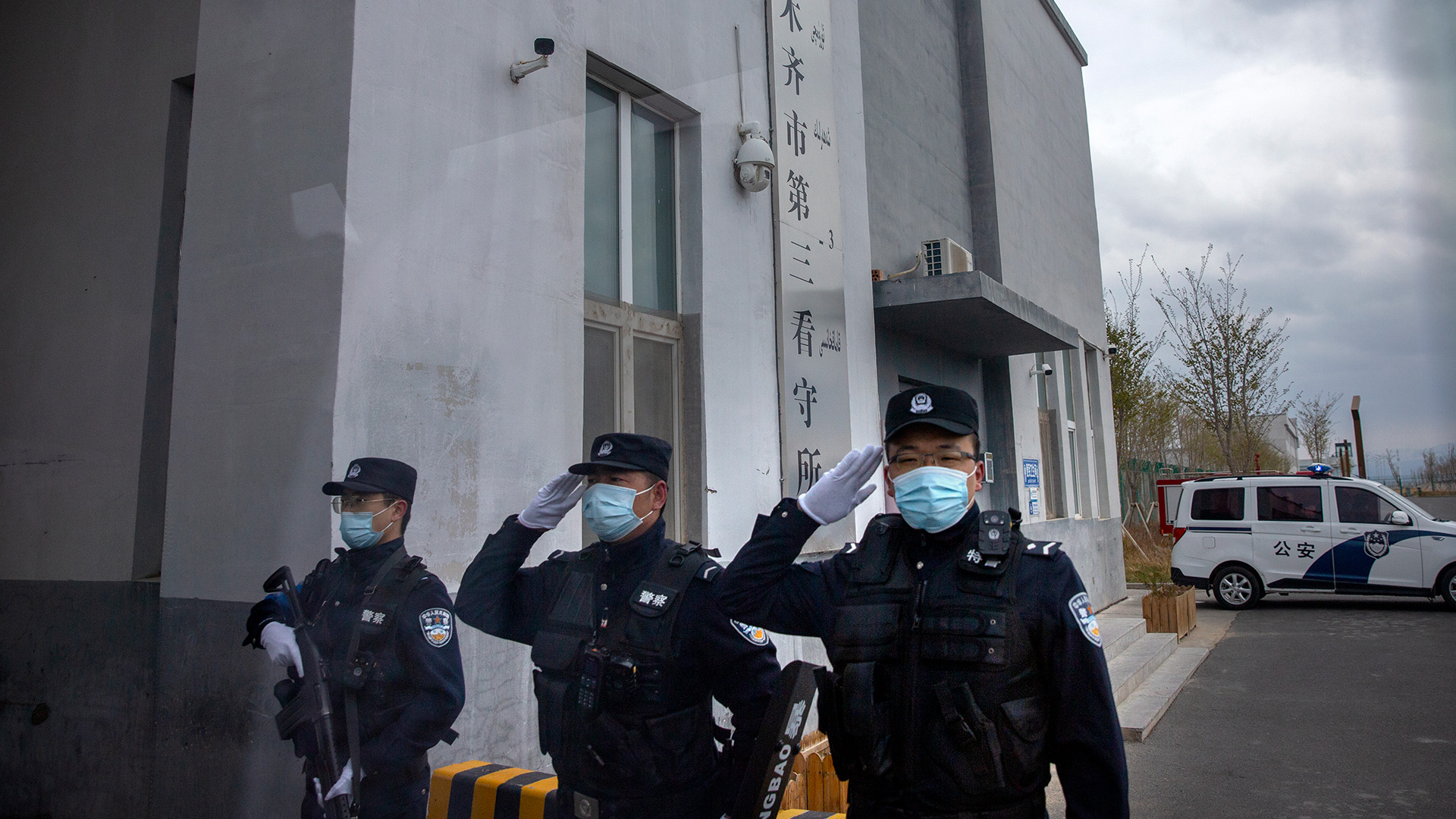 Policías apostados frente a la entrada al Centro de Detención (Foto: AP)