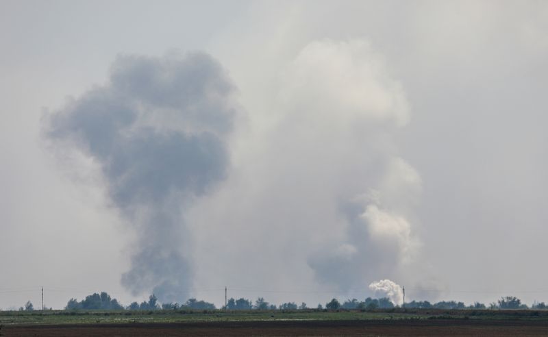 Humo elevándose sobre la zona tras una supuesta explosión en el pueblo de Mayskoye, en el distrito de Dzhankói, Crimea. 16 de agosto de 2022. REUTERS/Stringer