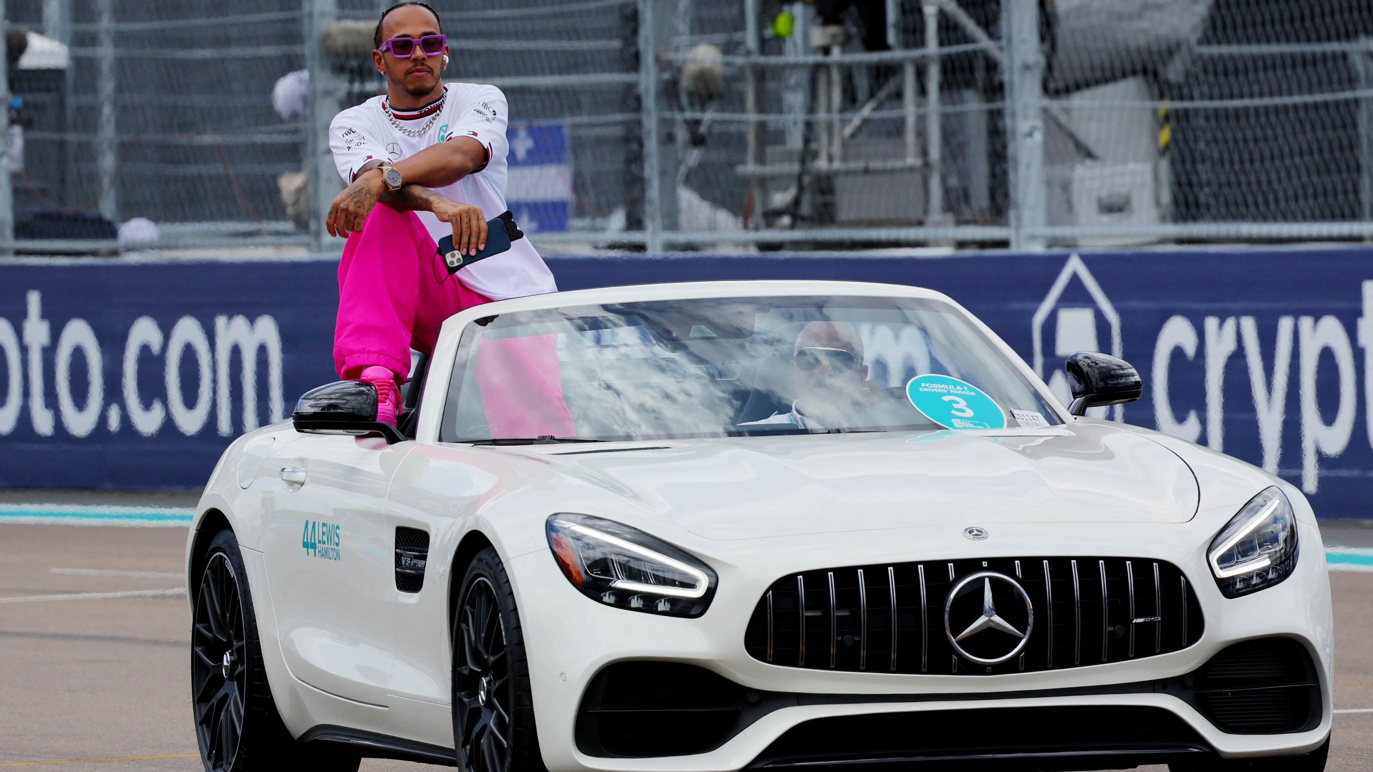 Lewis Hamilton está en el ojo de la tormenta por llevar joyas durante la carrera (Foto: Reuters)