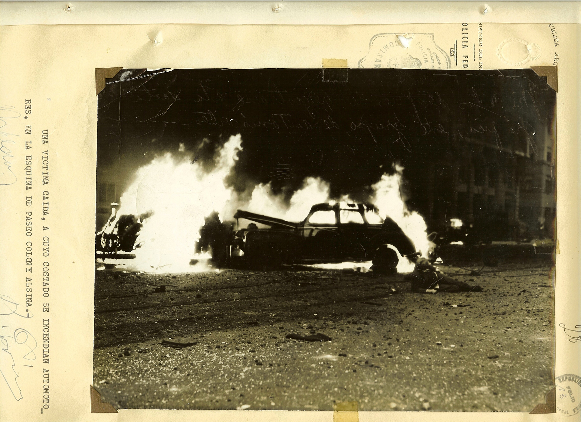 Un auto incendiado y una de los centenares de víctimas de los bombardeos sobre civiles, policías e integrantes del Ejército.