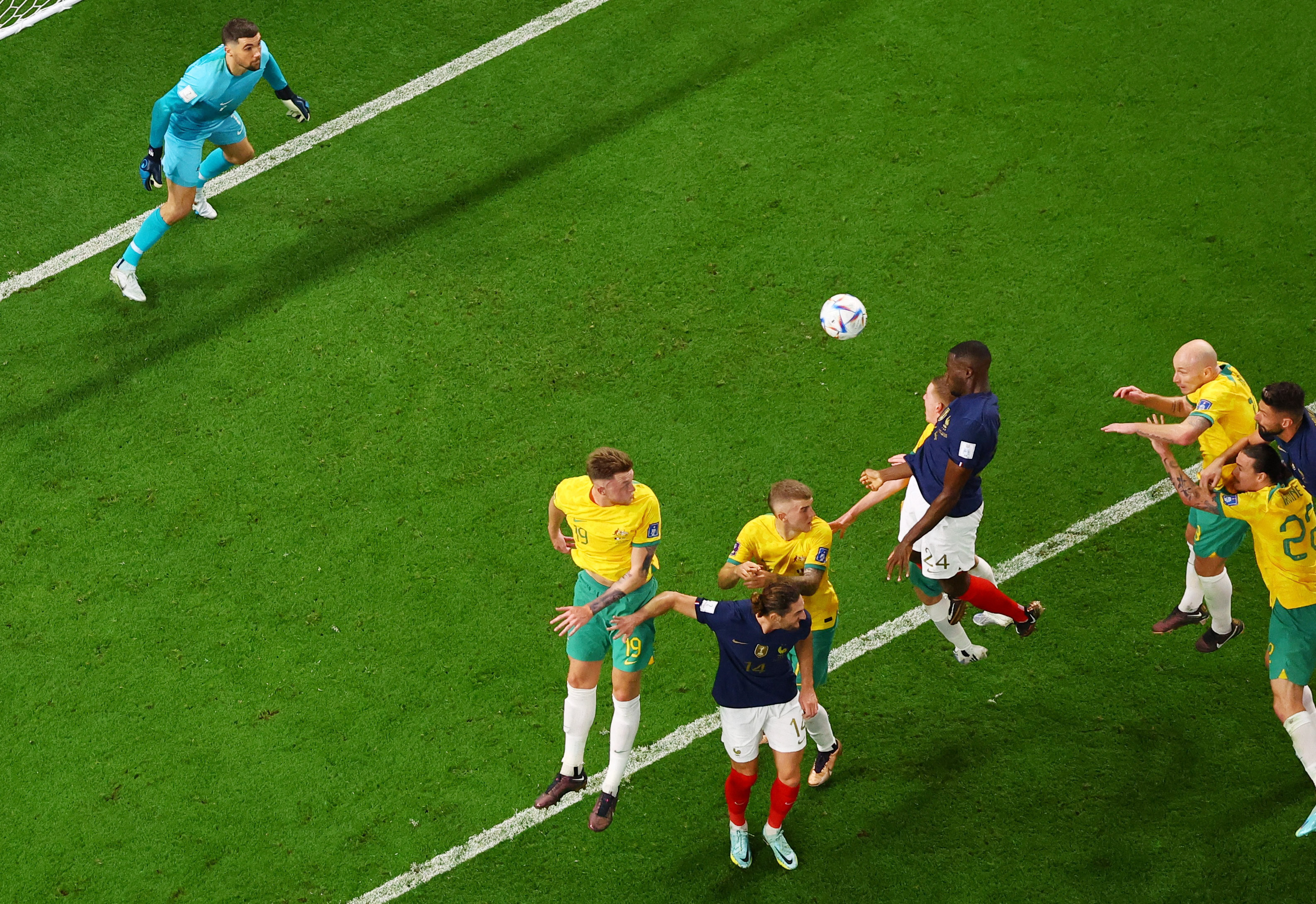 El cabezazo de Ibrahima Konate que pudo haber sido el 5-1 de Francia ante Australia en el Mundial de Qatar (REUTERS/Fabrizio Bensch)