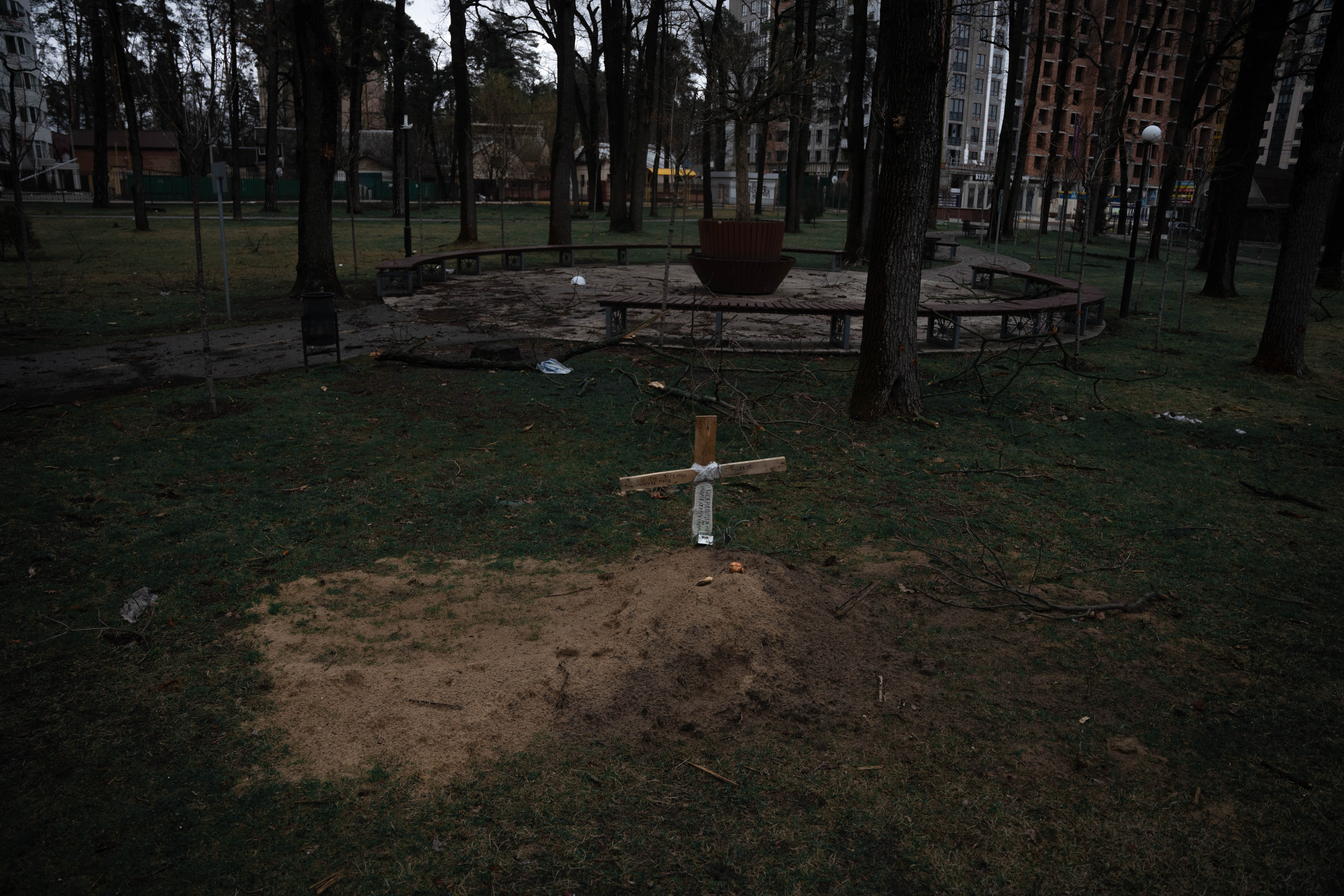 Los restos de Maria Sharapova enterrados en un parque en Irpin.