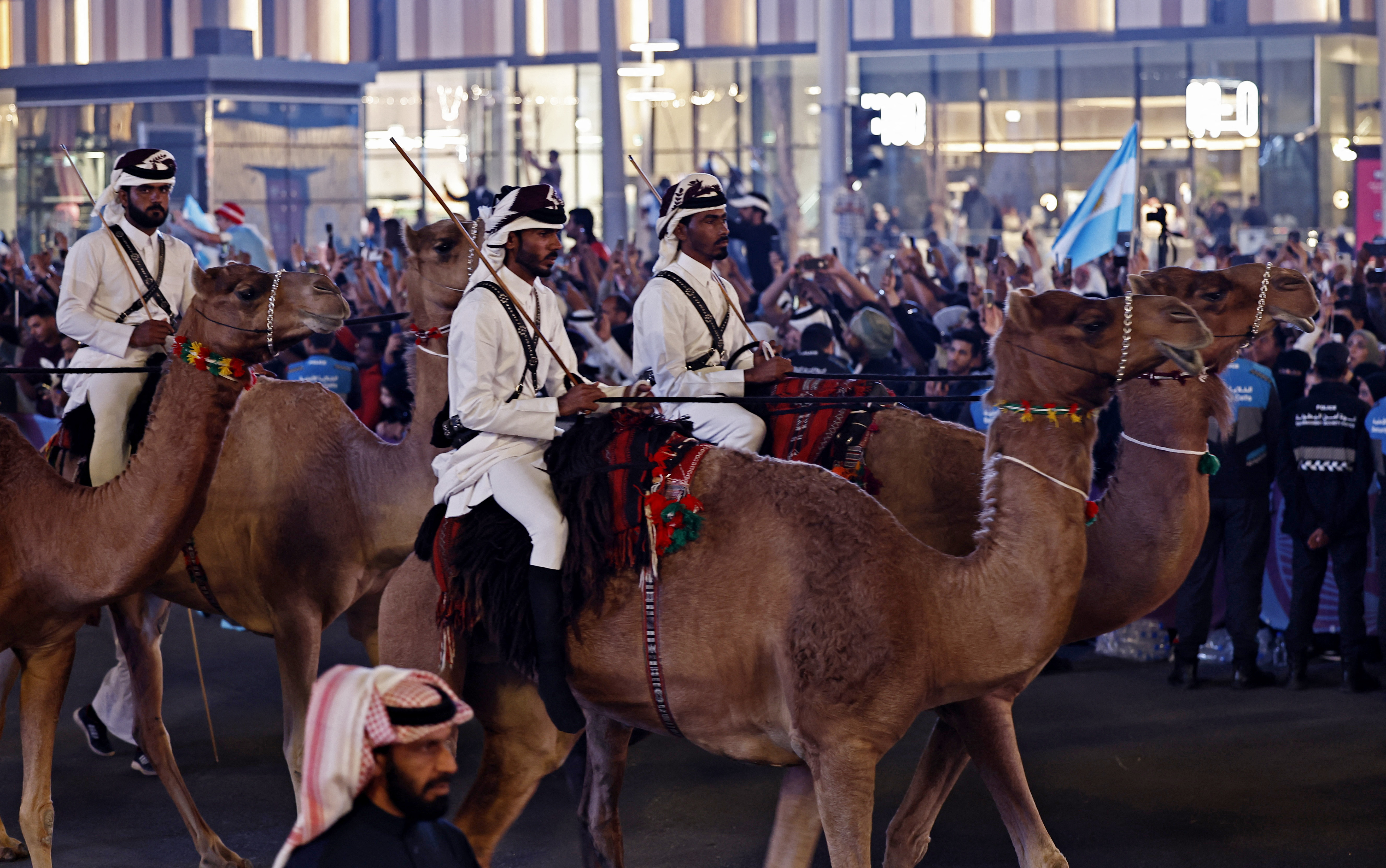 Una división de la policía en camellos también secundó al equipo argentino en su paseo por las calles de Doha 