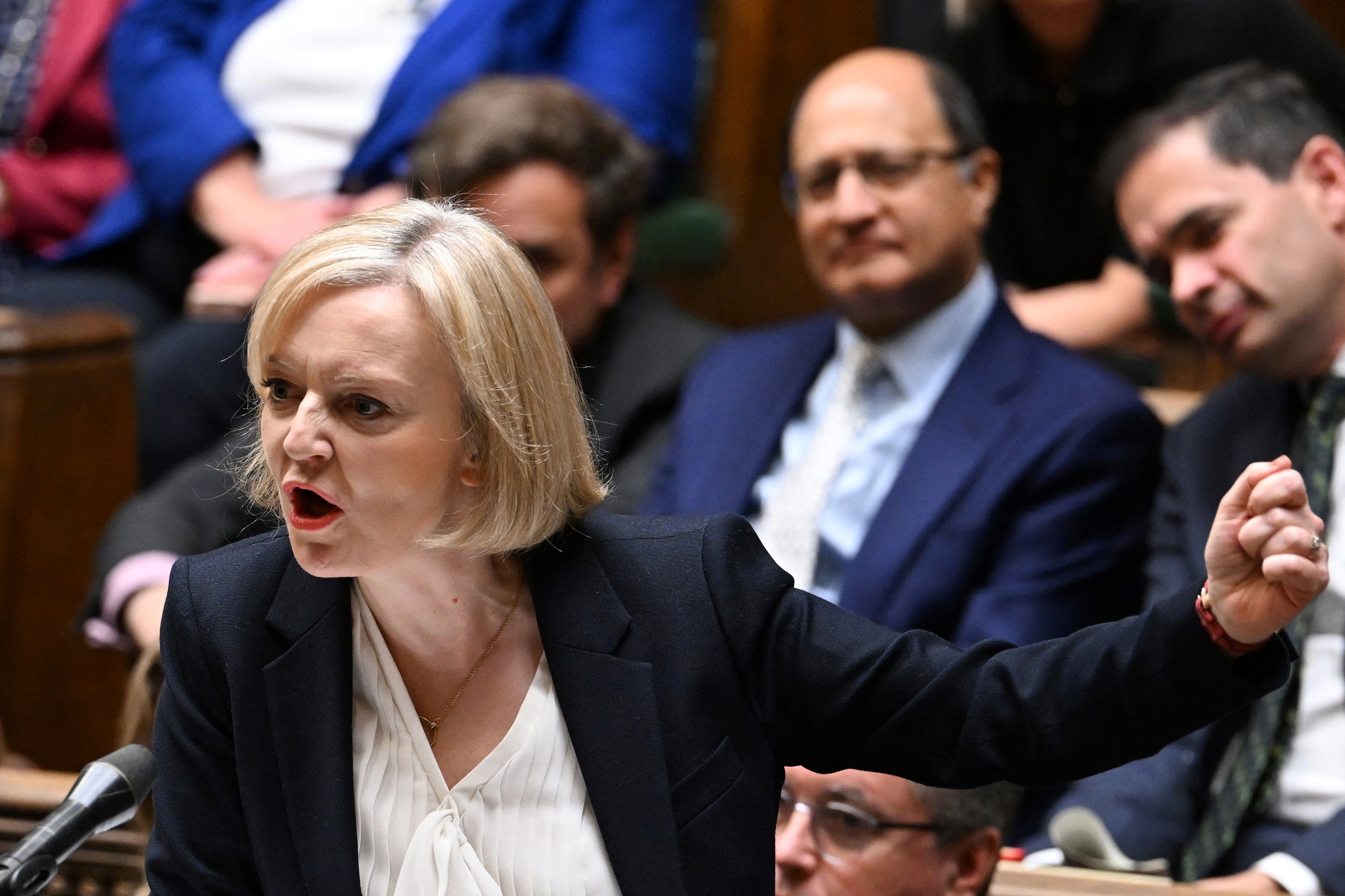 Una fotografía distribuida por el Parlamento del Reino Unido muestra a la primera ministra de Gran Bretaña, Liz Truss, hablando durante las preguntas del primer ministro en la Cámara de los Comunes (Foto de JESSICA TAYLOR / PARLAMENTO DEL REINO UNIDO / AFP)