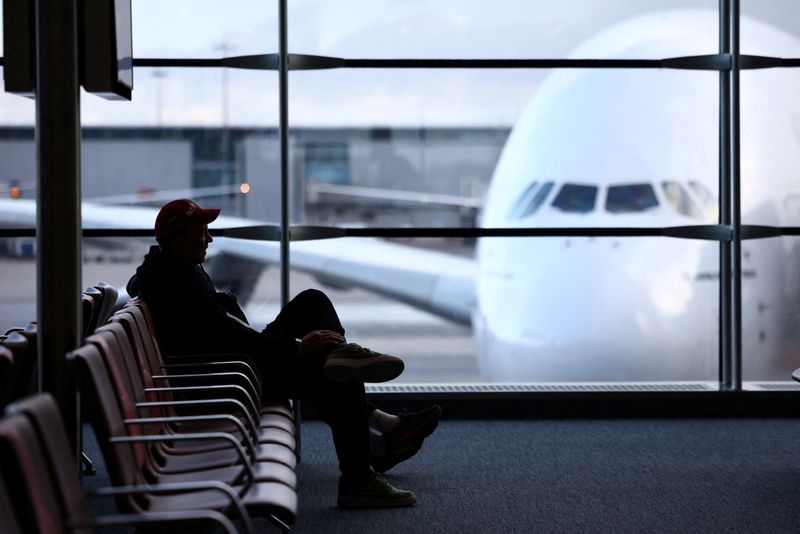 Un hombre espera en el Aeropuerto de París-Charles de Gaulle, . REUTERS/Sarah Meyssonnier