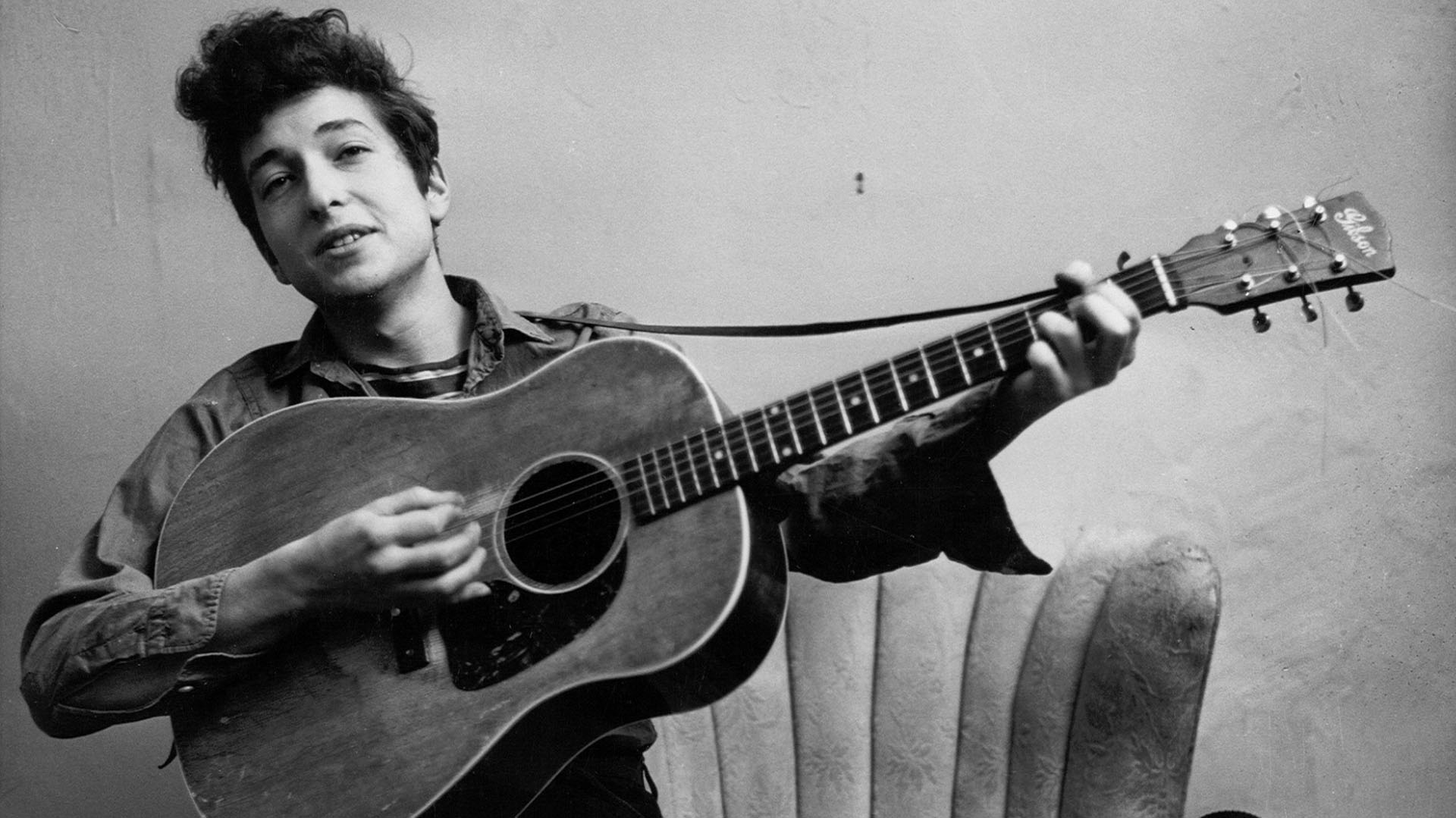 Bob Dylan retratado a principios de la década de los años 60, cuando asombró al mundo con sus canciones y actitud