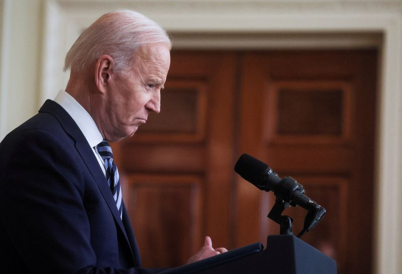 Imagen de archivo del presidente de Estados Unidos, Joe Biden, refiriéndose al ataque de Rusia contra Ucrania, en la Sala Este de la Casa Blanca en Washington, Estados Unidos. 24 de febrero, 2022. REUTERS/Leah Millis/Archivo