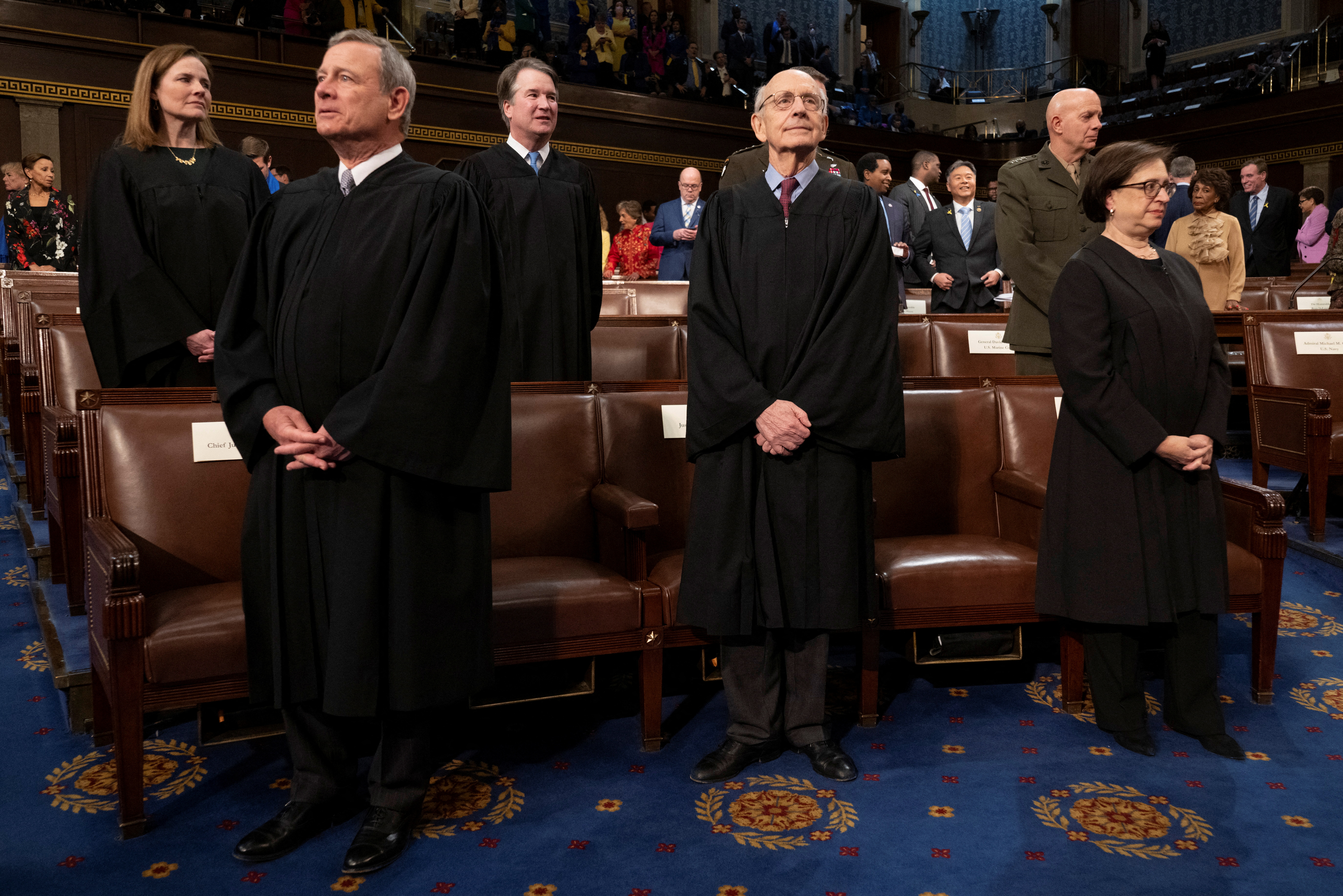 Miembros de la Corte Suprema de Justicia participan del discurso del Estado de la Unión, de Joe Biden, en marzo de 2022 (Saul Loeb/Pool via REUTERS)