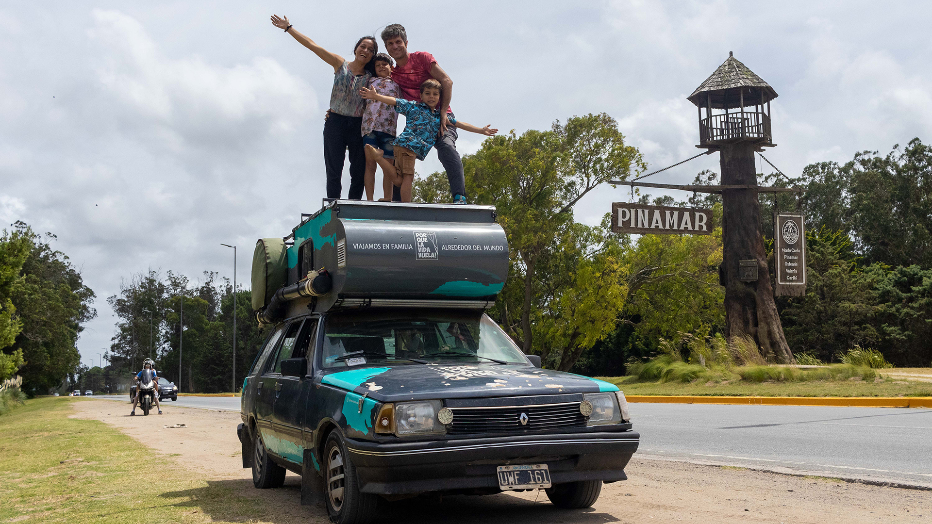 La historia de una familia viajera que visitó 16 países en su auto, planea llegar a África y ahora recorre Pinamar
