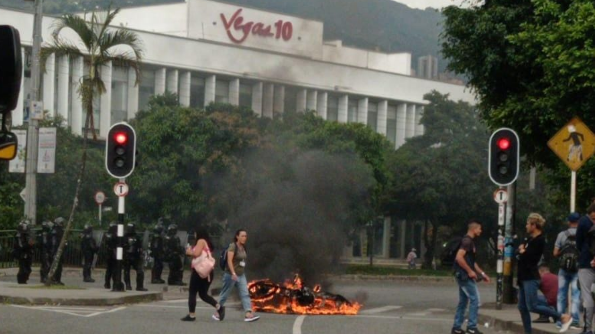 Incineran una moto en medio de protestas en el sector El Poblado de Medellín.
Foto: Denuncias Antioquia