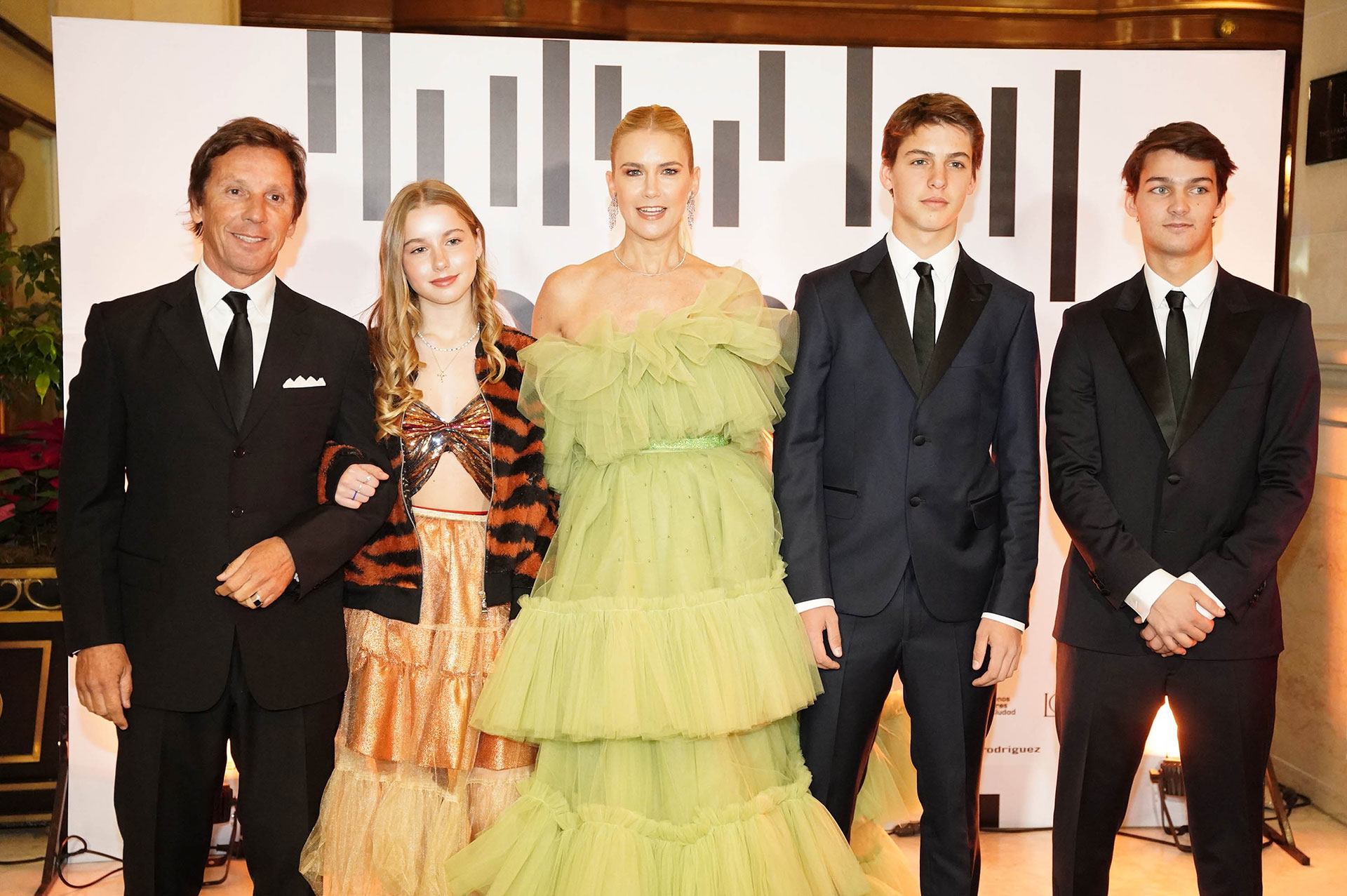 Valeria Mazza, Alejandro Gravier y sus hijos Taina, Benicio y Tiziano durante la gala de Para Ti