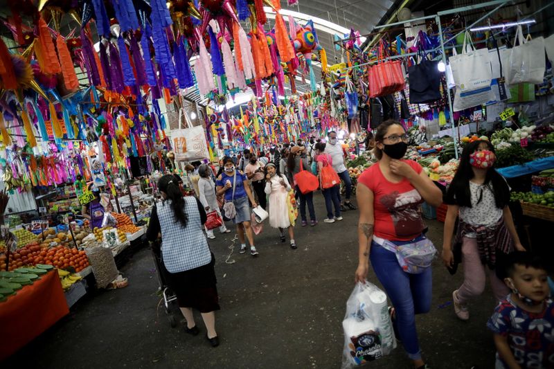 Foto de archivo. Personas en el mercado de Jamaica para las compras navideñas de última hora, mientras continúa el brote de la enfermedad por coronavirus (COVID-19), en la Ciudad de México, México, el 24 de diciembre de 2020. REUTERS/Gustavo Graf