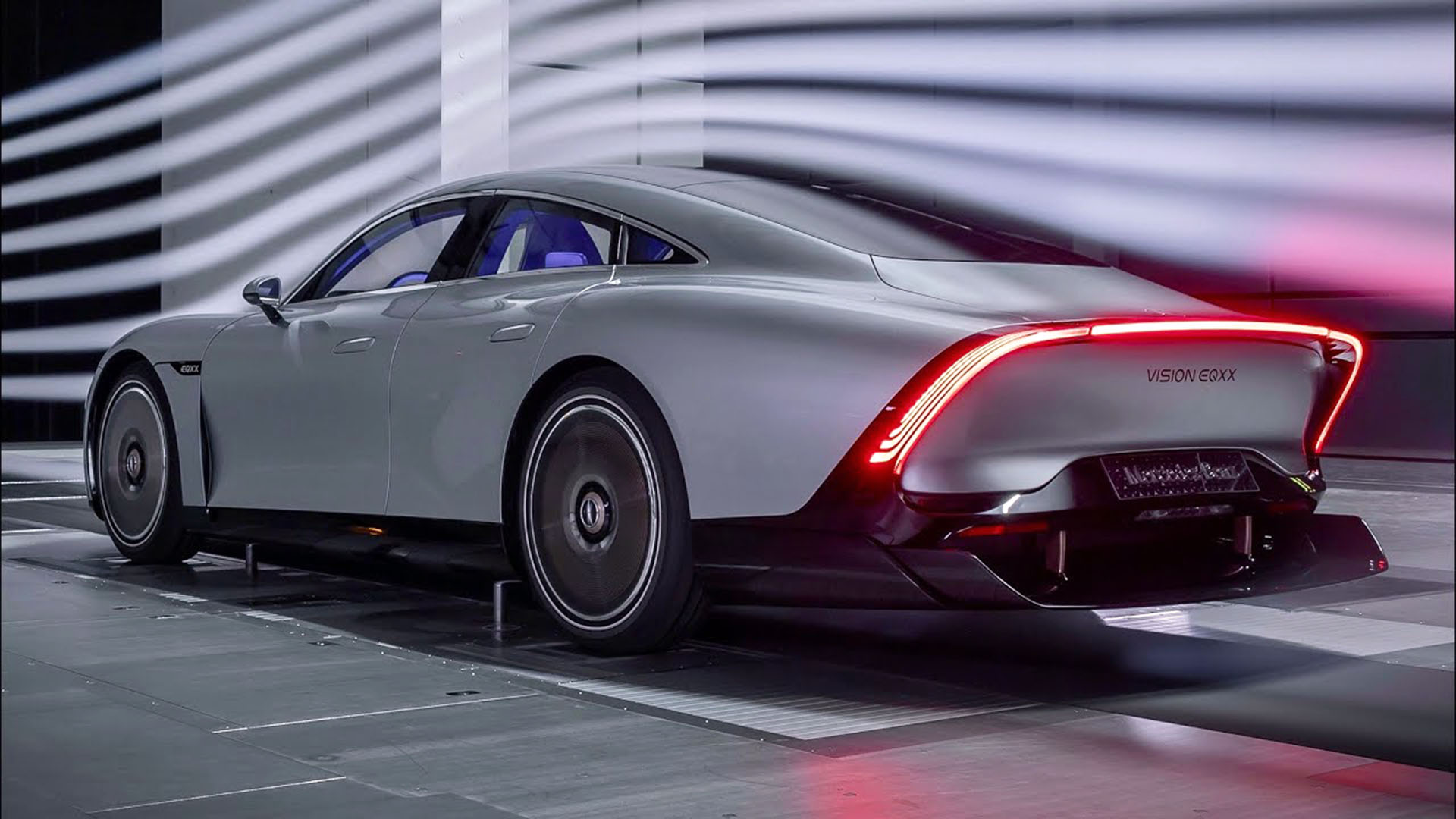 El prototipo eléctrico de Mercedes, el Vision EQXX, es apenas superior al Lightyear 0, pero no es un auto de producción sino un concept car