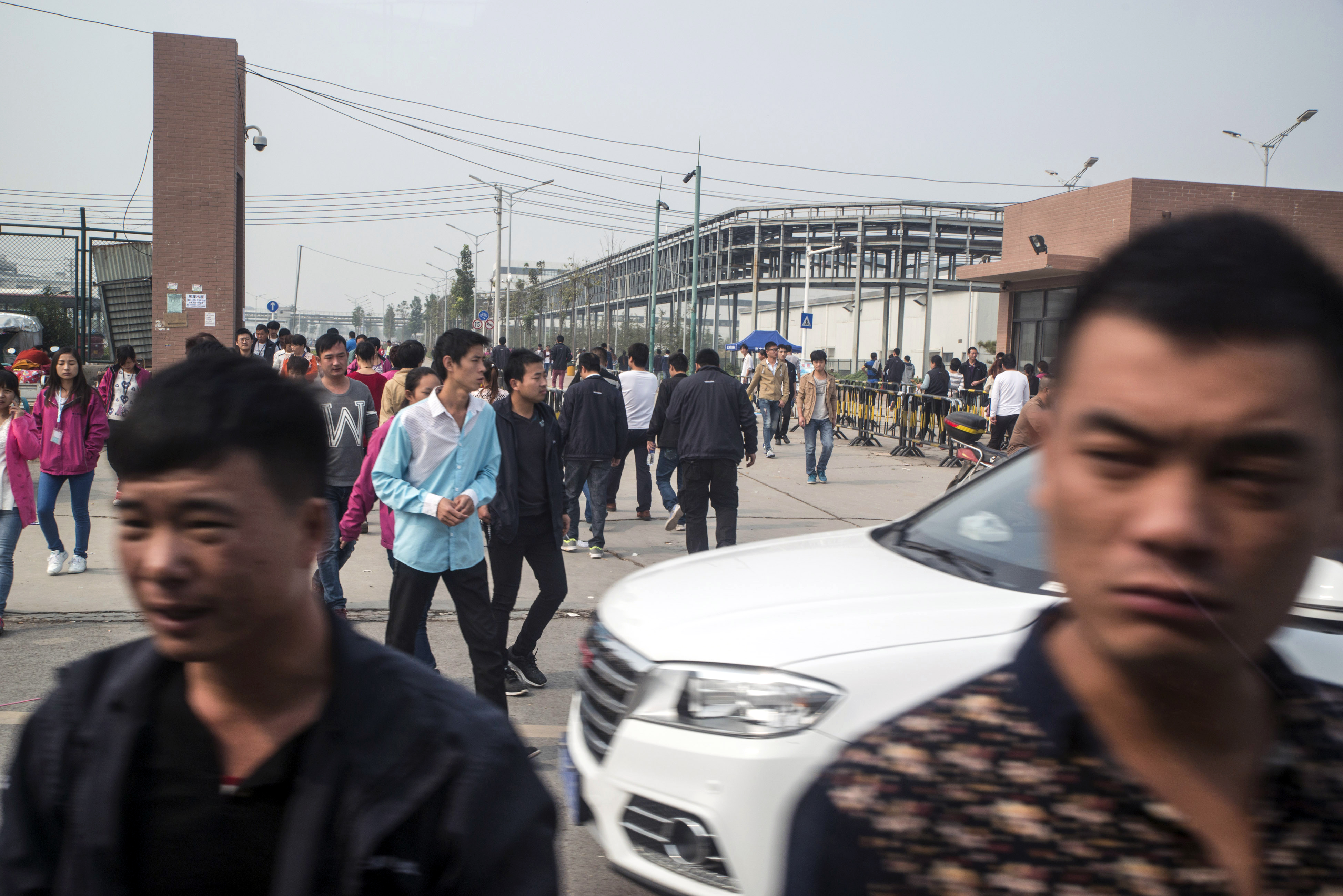 Trabajadores de una planta de Foxconn dedicada a la producción de productos Apple en Zhengzhou, China, durante un descanso. Ahora, la empresa norteamericana planea trasladar sus producciones a Vietnam (FOTO DE ARCHIVO - Gilles Sabri/The New York Times)