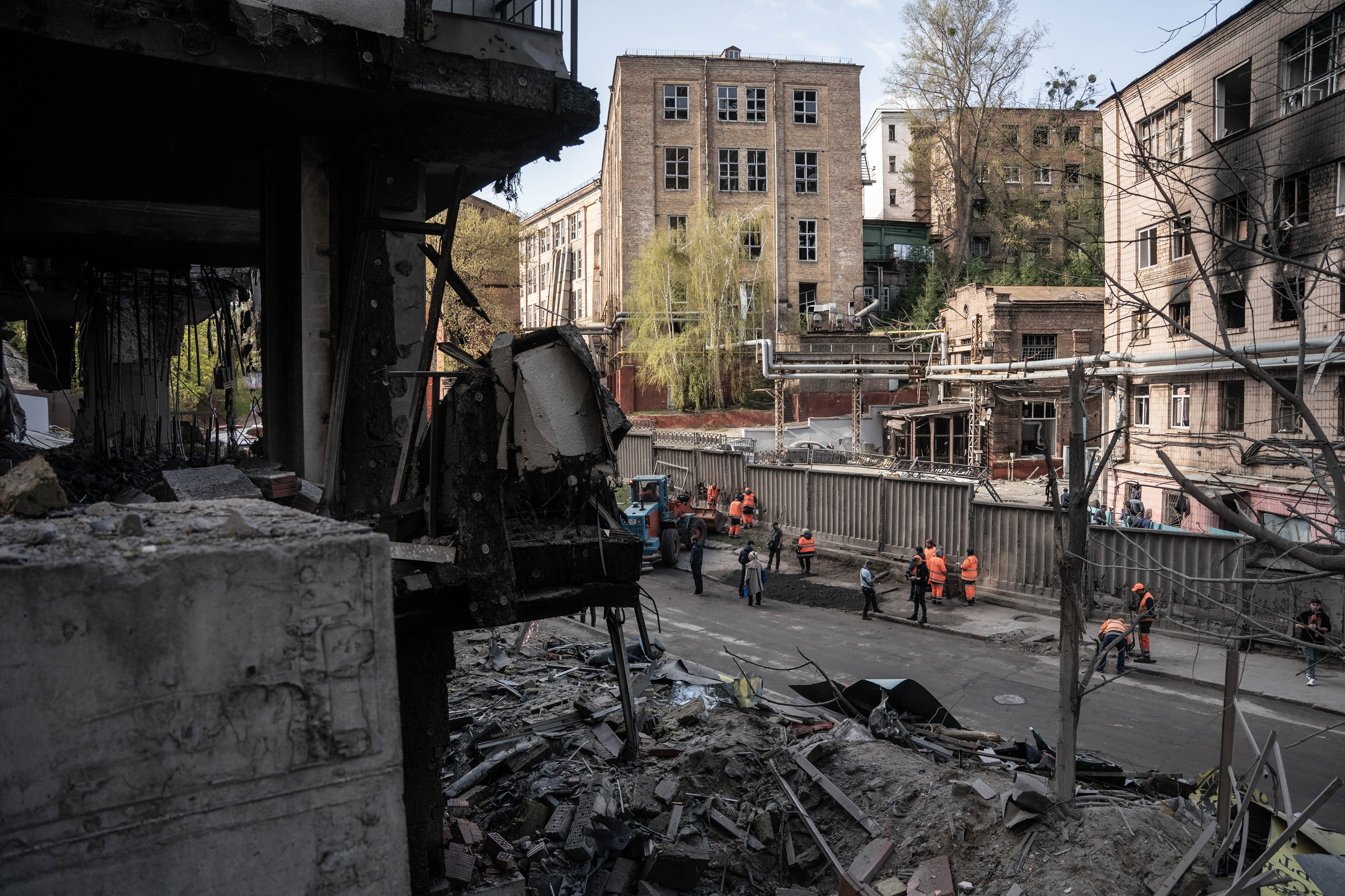 Rescatistas, brigadistas y personal de limpieza trabajan en el lugar para garantizar la circulación y resguardo de los vecinos del barrio. 