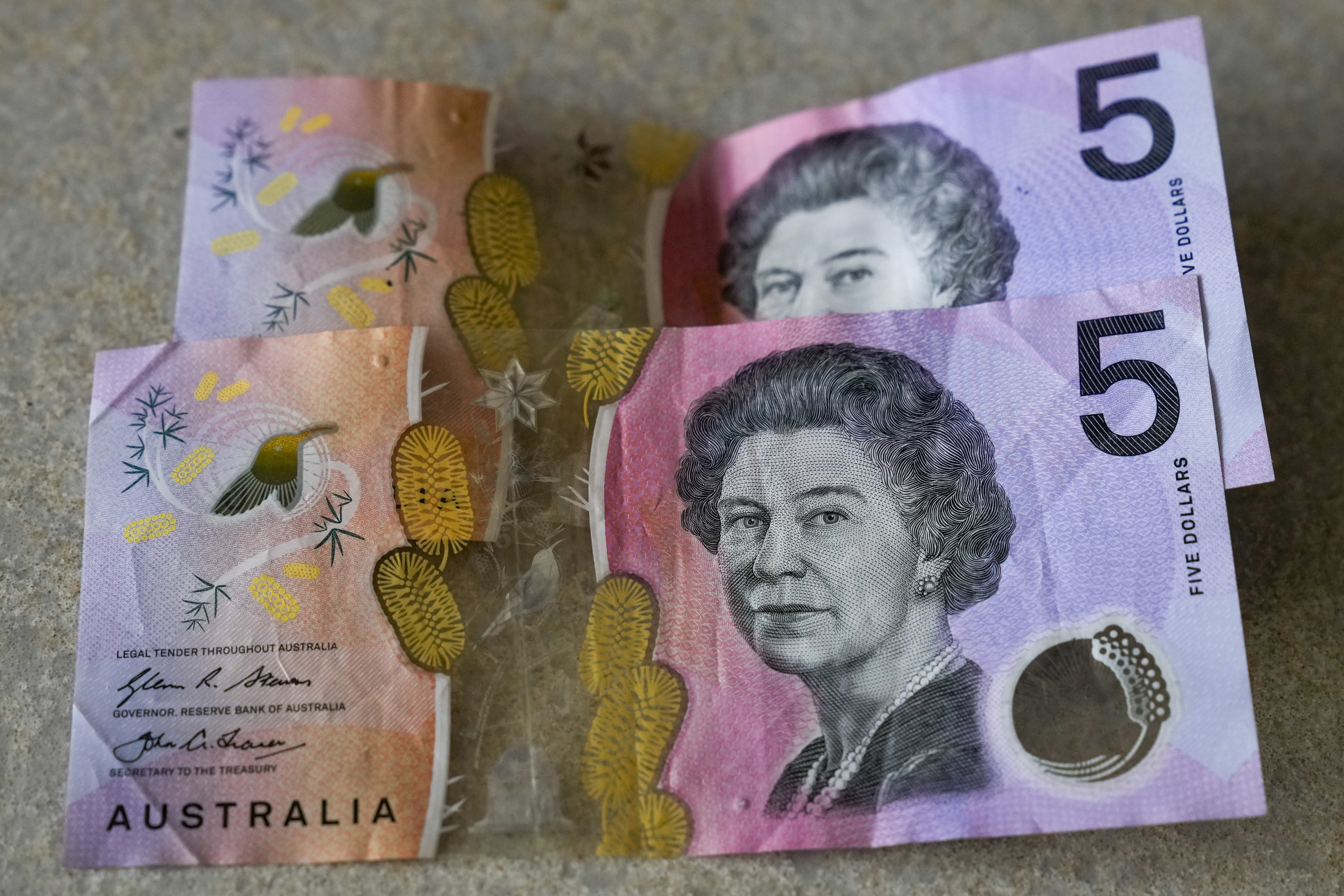 Australia reemplazará la imagen de la reina Isabel II de sus billetes de 5 dólares 