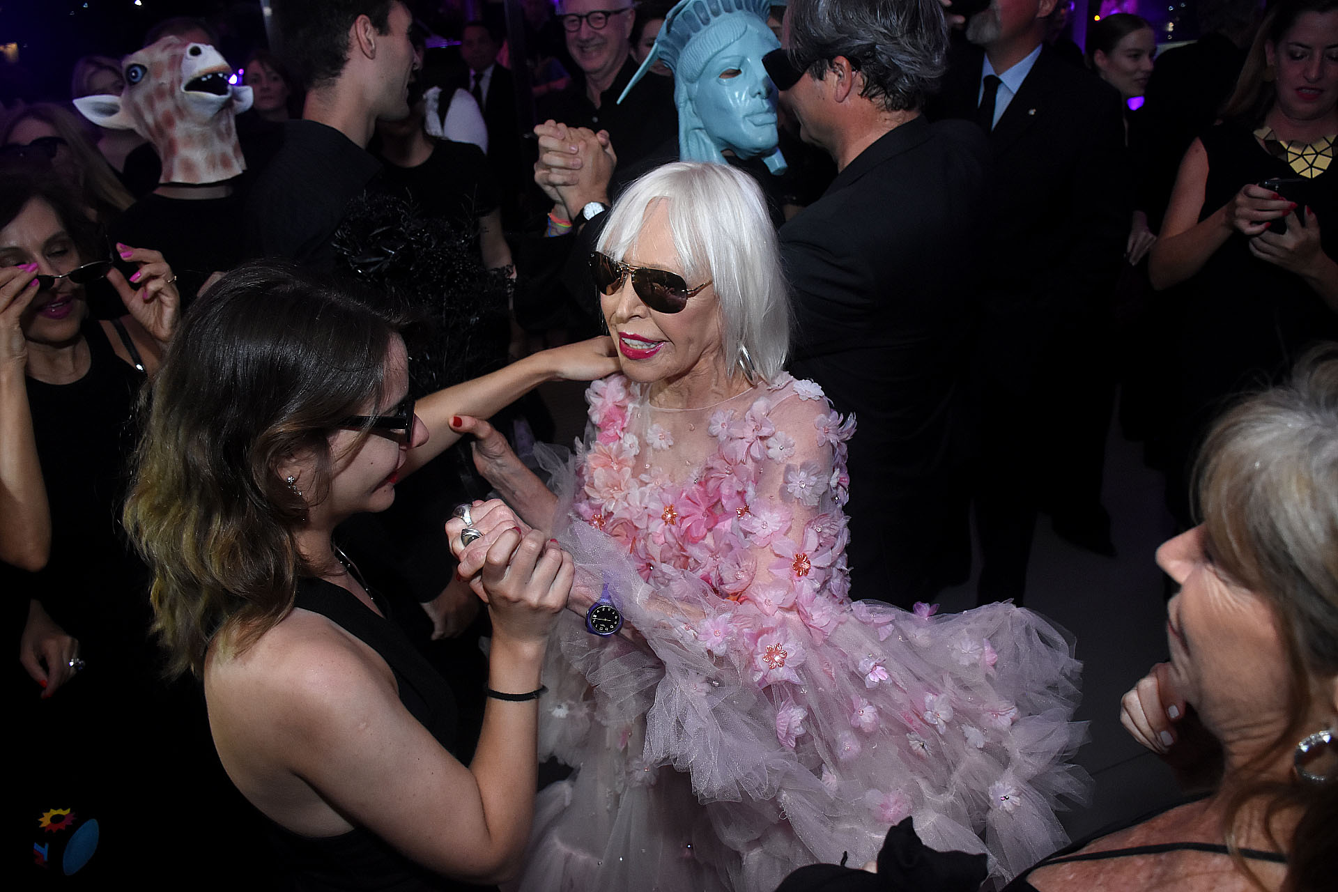 Pasadas las ocho de la noche y luego del anuncio musical de dos clarinetistas, los invitados se juntaron en la explanada del Malba para esperar a la artista, que llegó en un colectivo de la línea 67 con su cartel de destino intervenido con las palabras: “Malba, Eternidad” y el clásico “Arte Arte Arte”