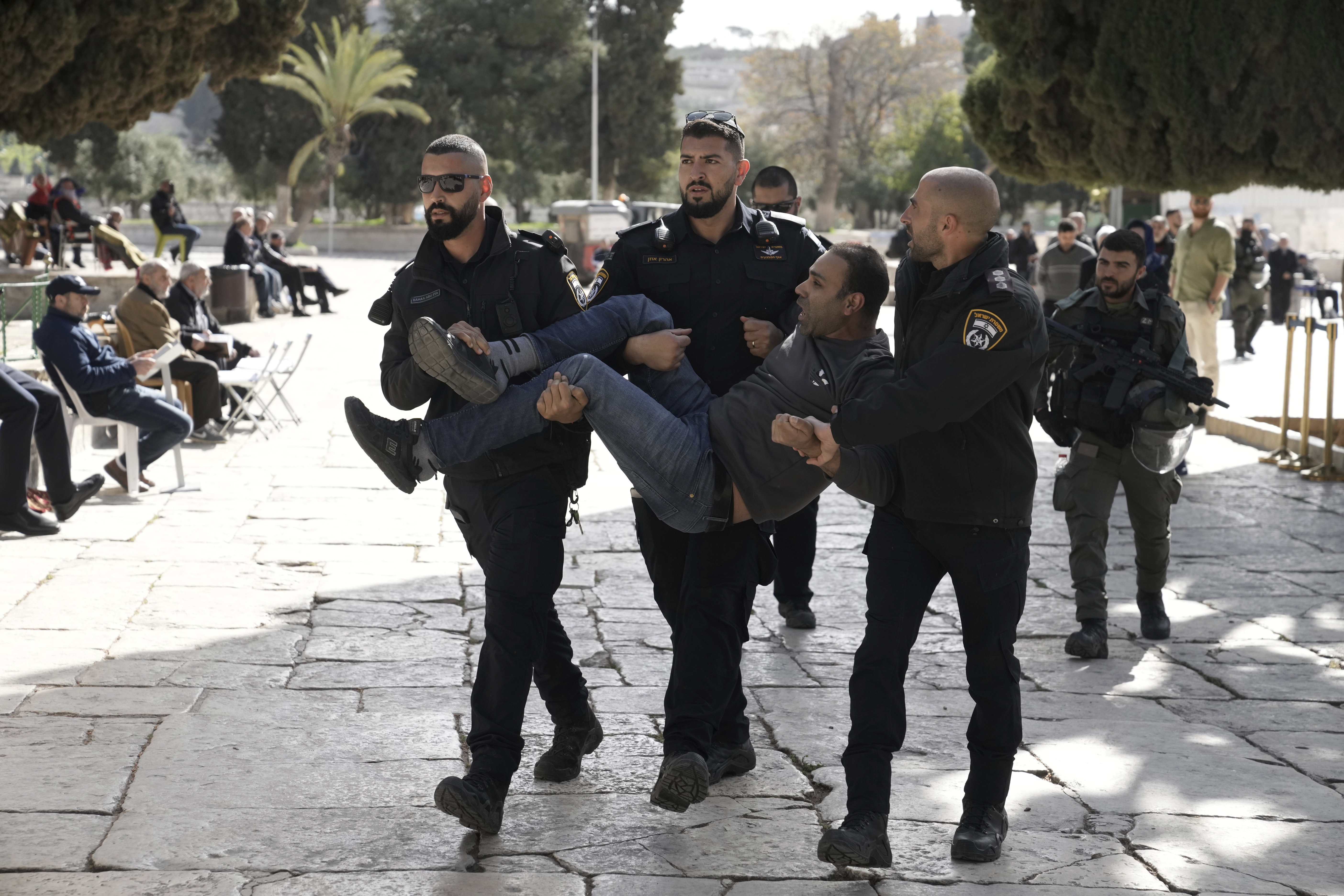 La Explanada de las Mezquitas, donde se ubica Al Aqsa, fue el epicentro, con enfrentamientos entre las fuerzas de seguridad israelíes y fieles palestinos. (AP)