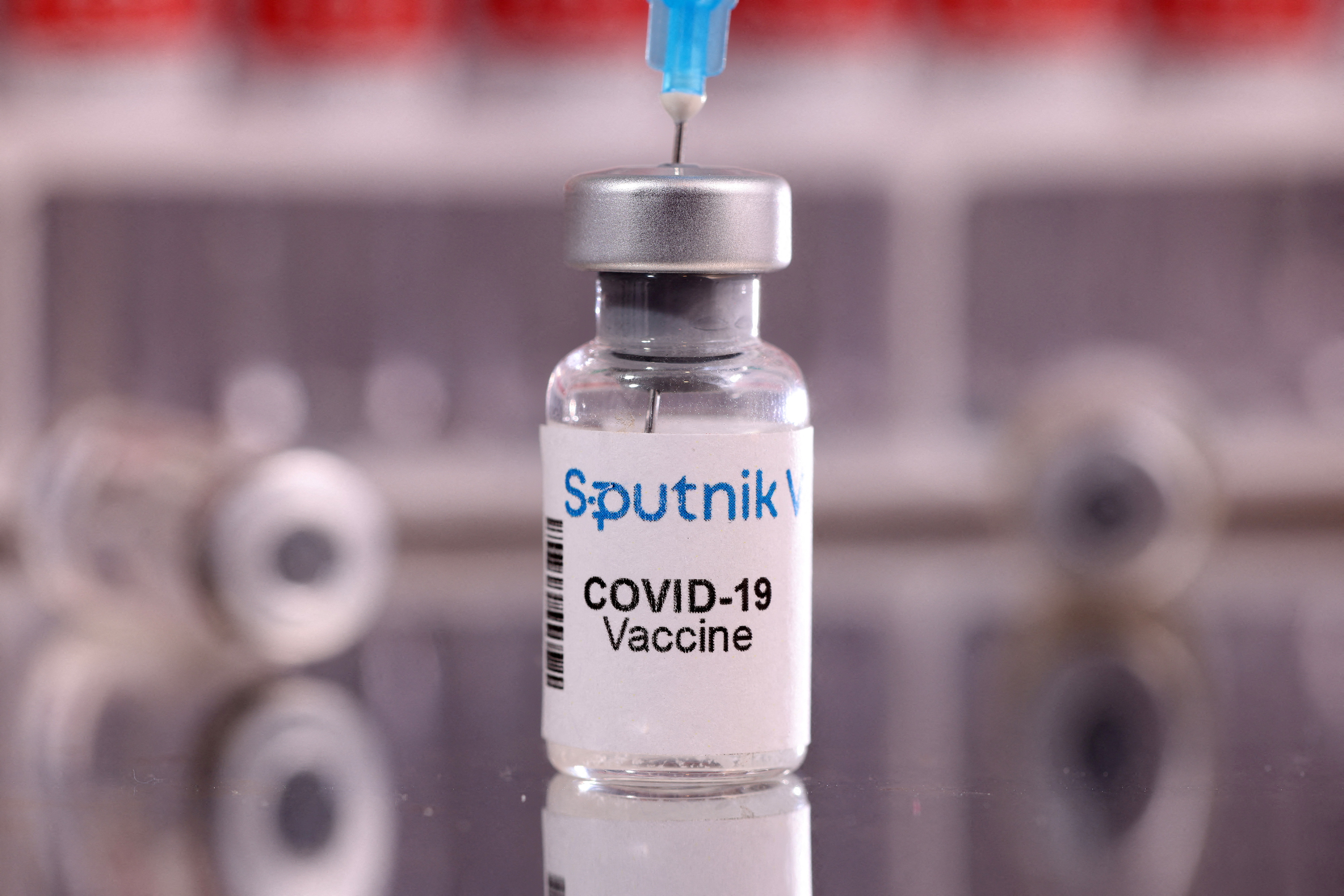 España comienza a permitir el ingreso de vacunados con Sputnik-V que tengan una dosis reconocida de refuerzo. REUTERS/Dado Ruvic/Illustration/File Photo