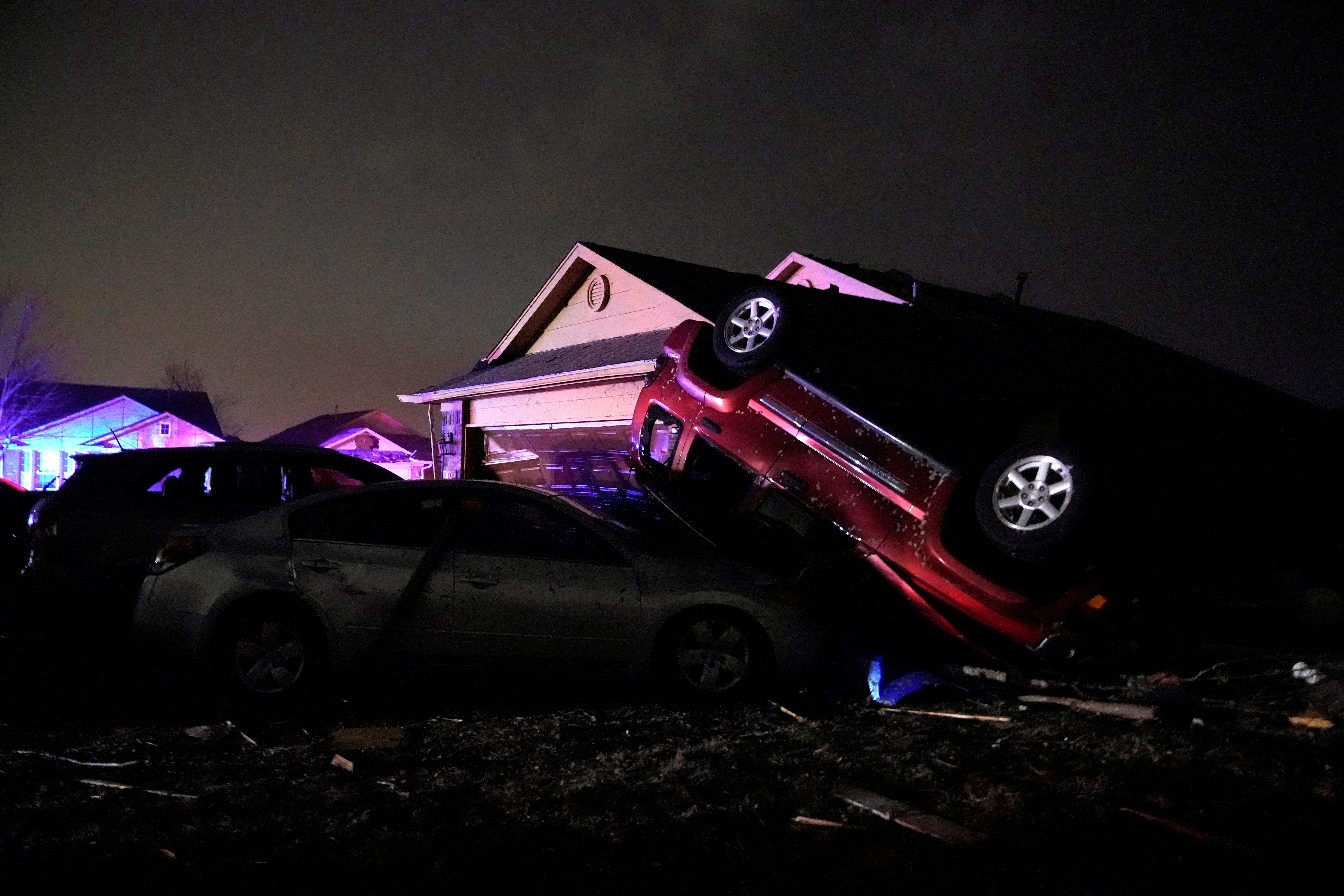 Los autos que fueron golpeados por un tornado yacían apilados en un vecindario dañado en Norman, Oklahoma, EE. UU. 27, 2023. REUTERS/Nick Oxford