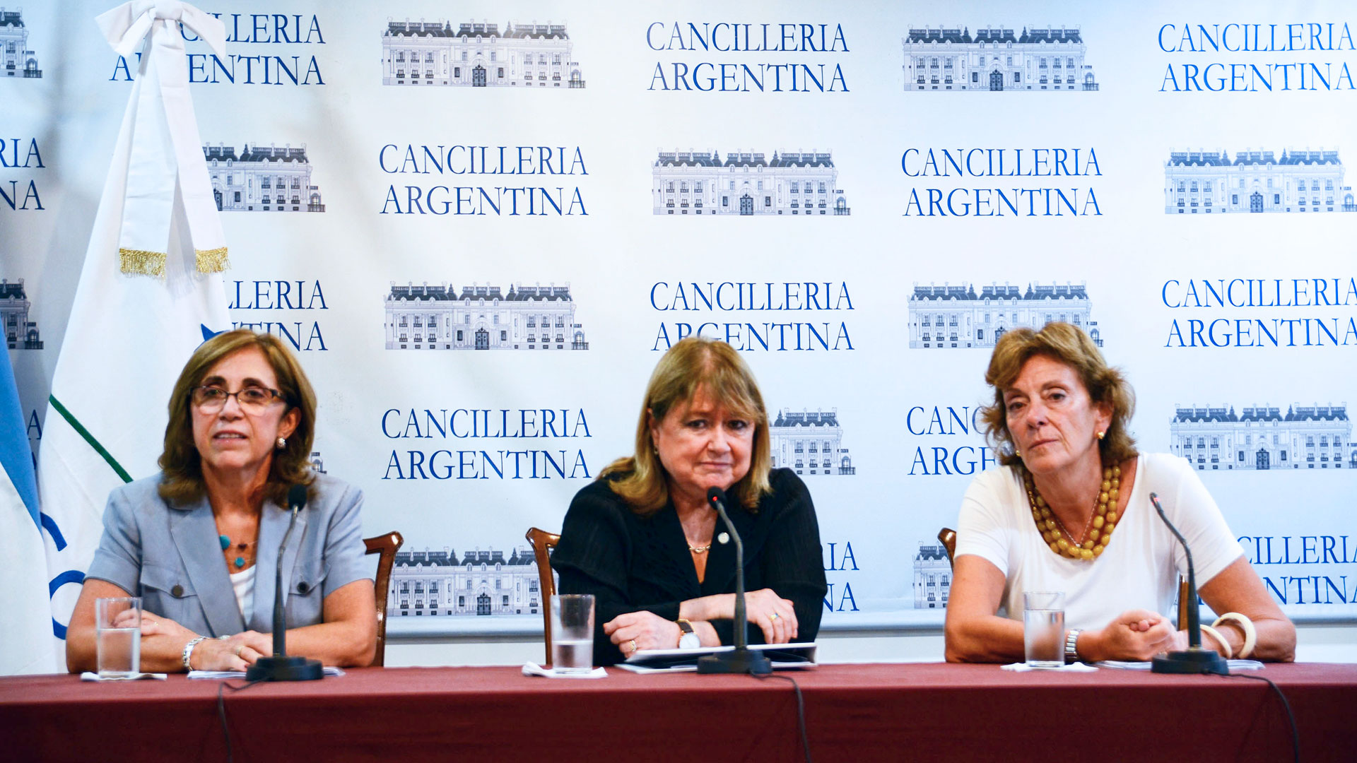 La doctora Frida Armas, la embajadora María Teresa Králikas y la ex canciller Susana Malcorra durante el anuncio de la aprobación de los nuevos límites de la plataforma continental argentina (NA)