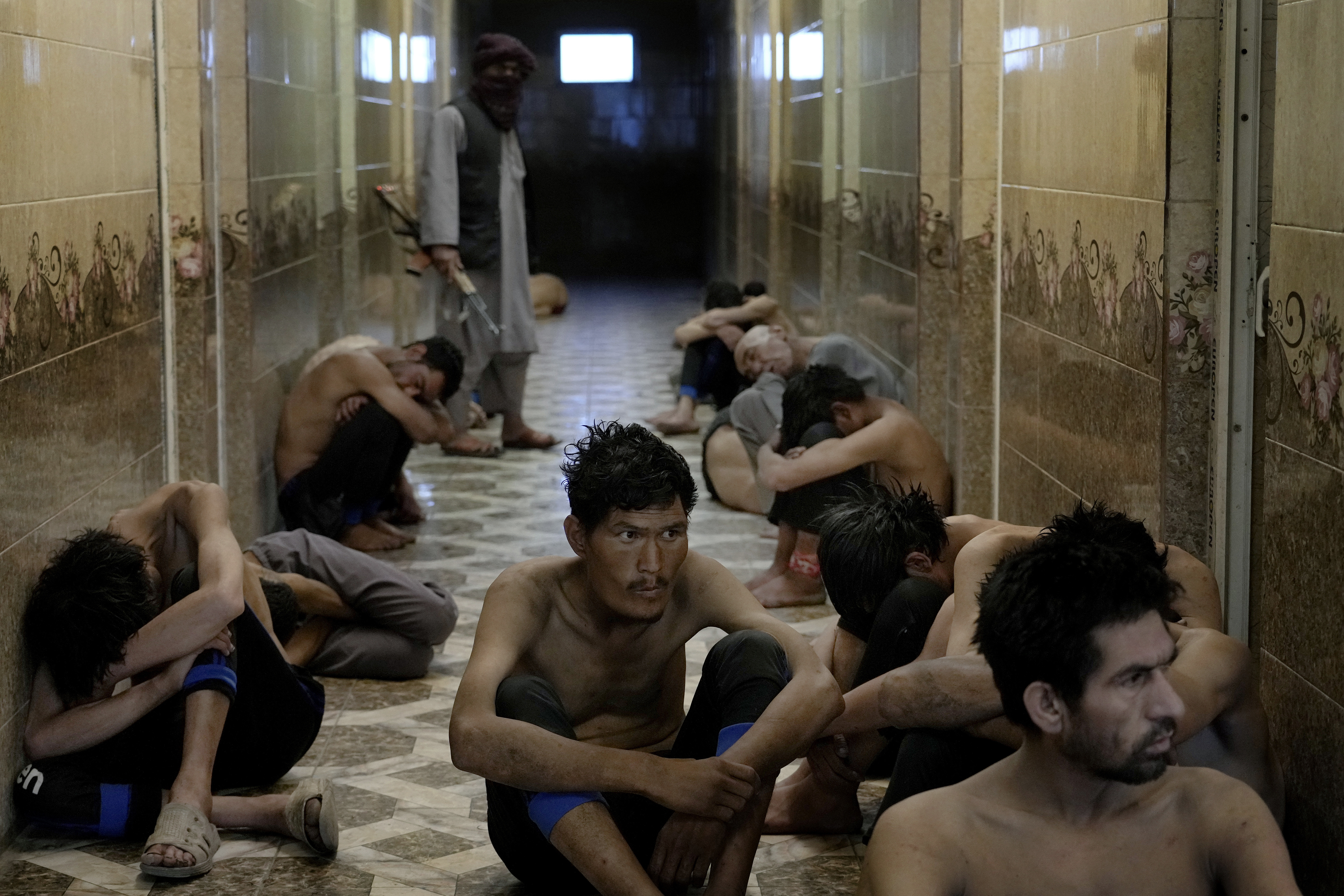 Los detenidos durante una redada talibán esperan a ducharse en un campo de tratamiento de la drogadicción en Kabul  (AP Photo/Ebrahim Noroozi)