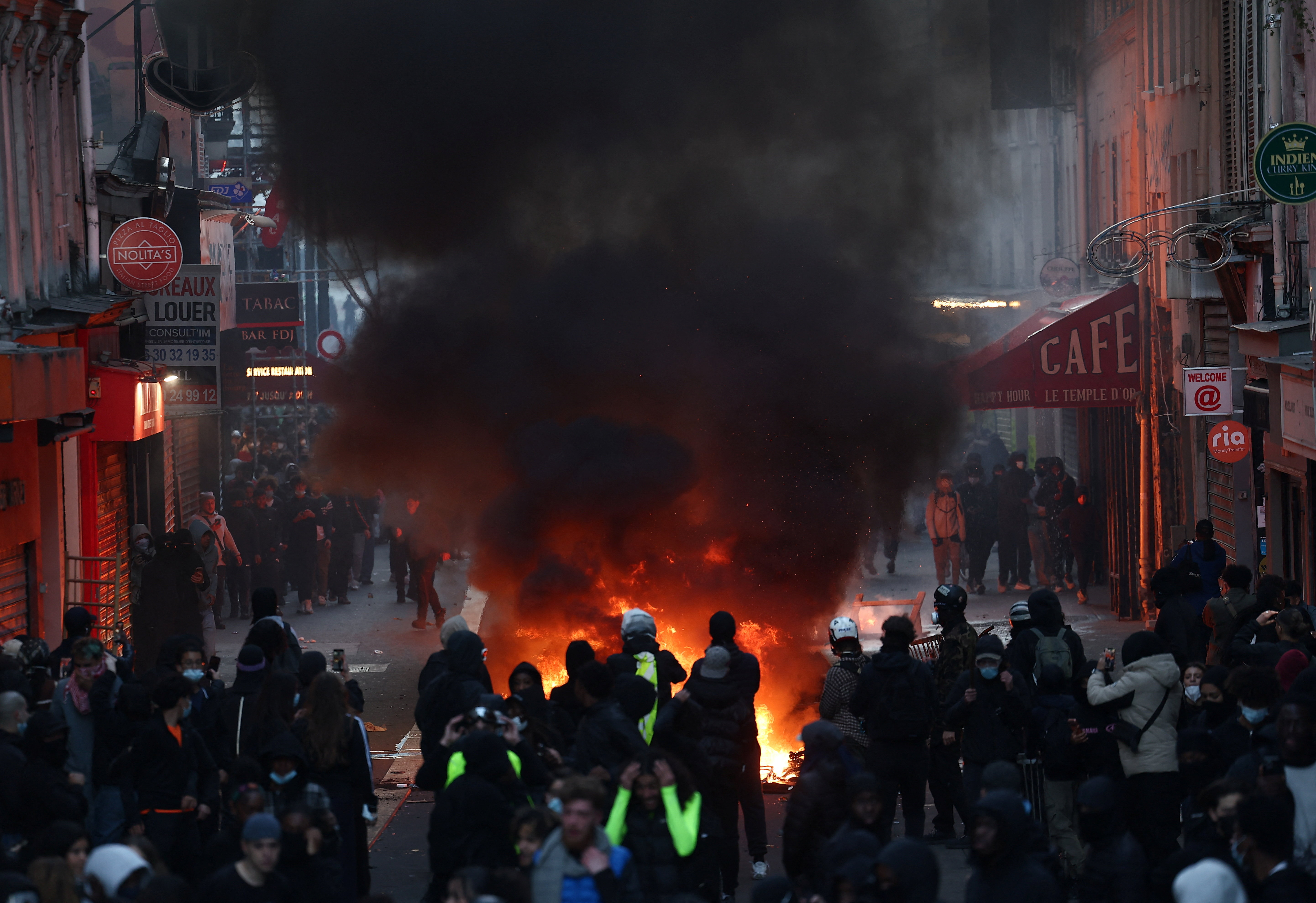 Sigue la tensión en Francia: París vivió un nuevo episodio de violencia y saqueos en torno a la plaza de la República