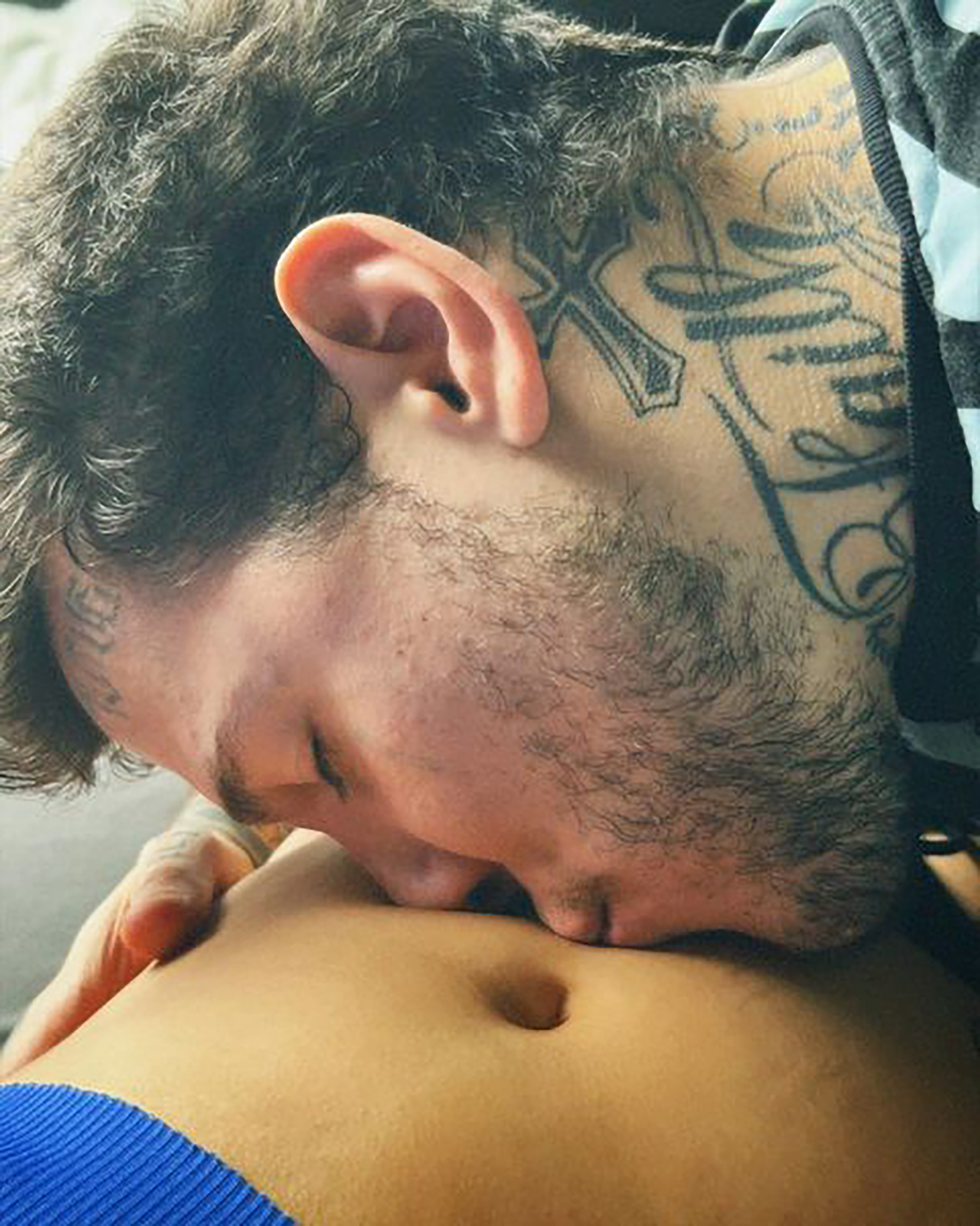 Alex besando el vientre de su novia (Instagram)