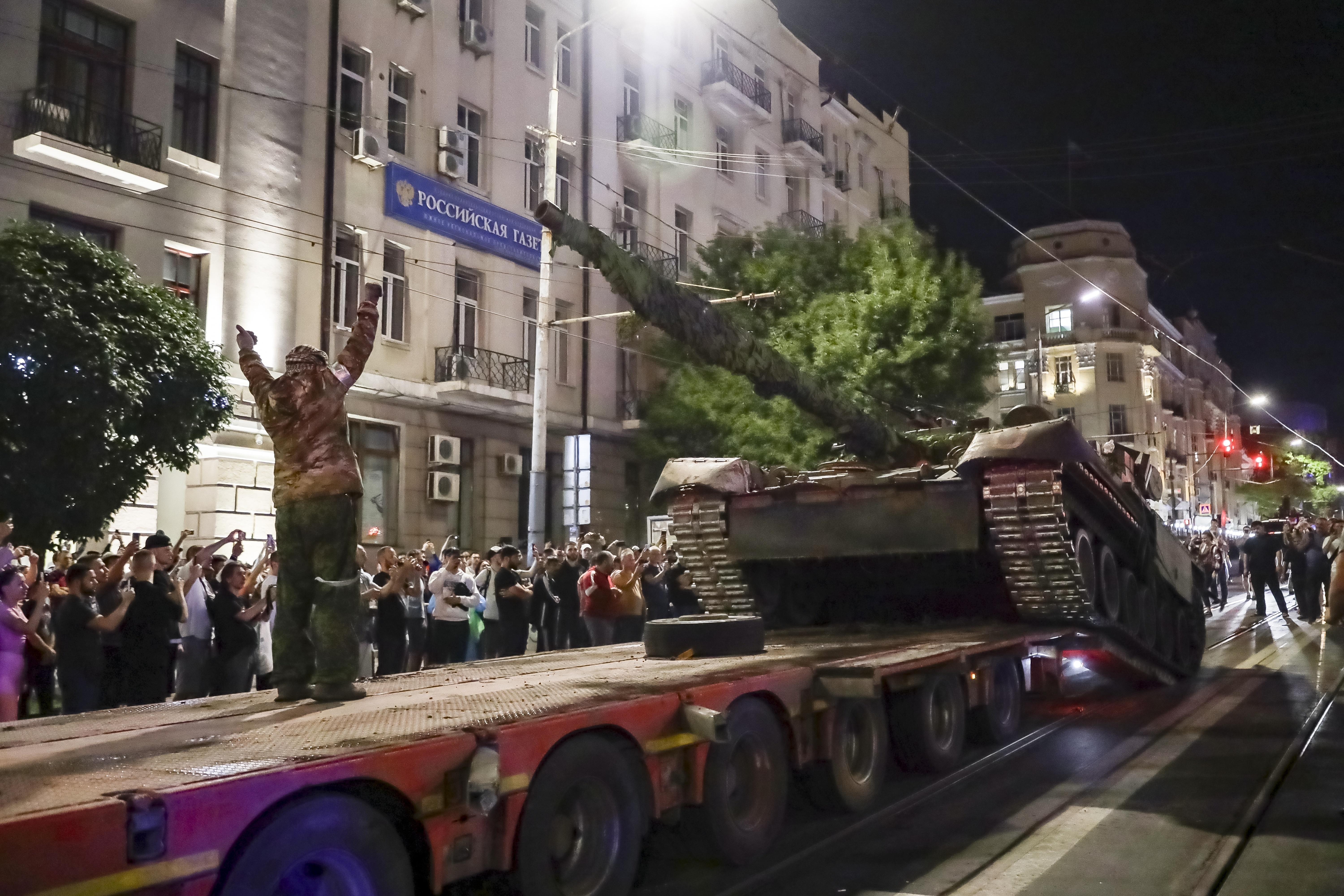Miembros de la compañía militar Grupo Wagner cargan un tanque en un camión en una calle de Rostov en el Don, Rusia, el sábado 24 de junio de 2023, antes de abandonar una zona en el cuartel general del Distrito Militar Sur de Rusia (AP Foto)