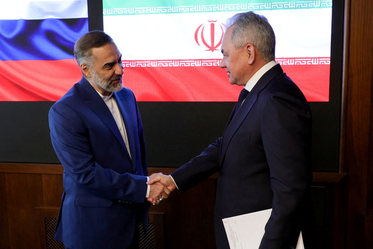El ministro de Defensa ruso, Sergei Shoigu, asiste a una reunión con su homólogo iraní, Mohammad Reza Ashtiani, en Moscú, Rusia, 25 de abril de 2023 (Reuters)