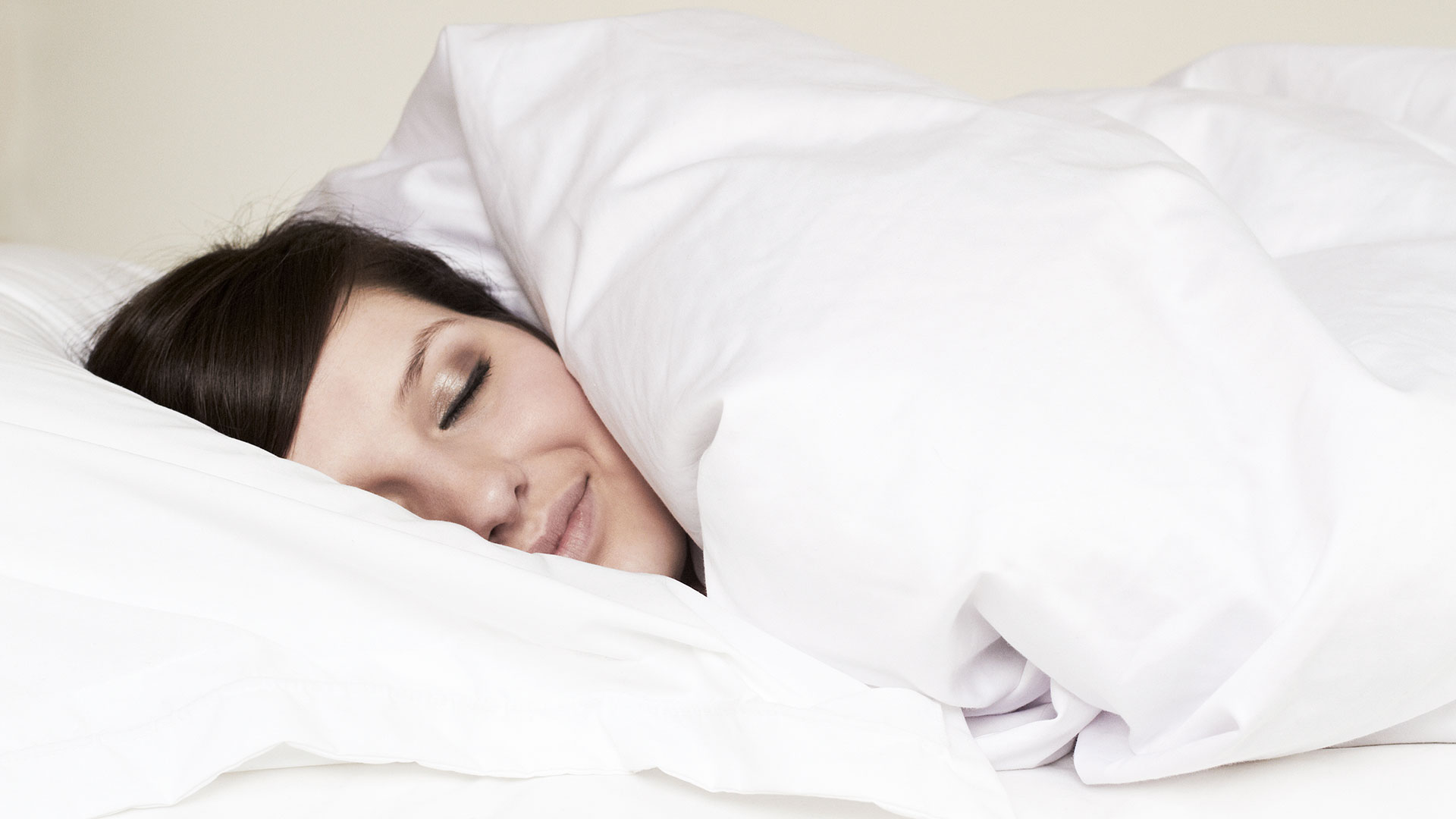 Nuevas evidencias científicas comprueban que dormir del lado derecho ayuda al cerebro a liberar mejor las toxinas (Gettyimages)