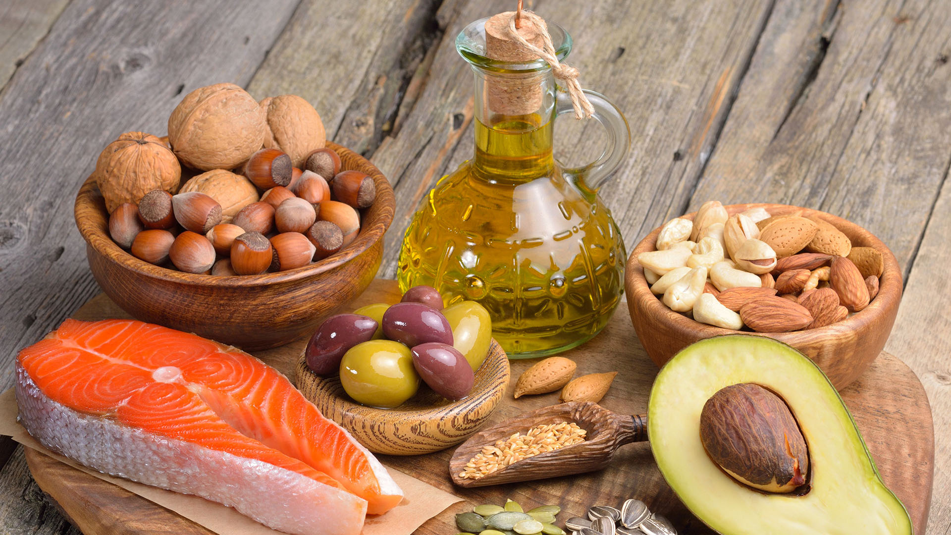 Los hombres consuman muchas grasas monoinsaturadas, que se encuentran en el aceite de oliva, los aguacates y las nueces, para aumentar sus niveles de testosterona (Shutterstock)