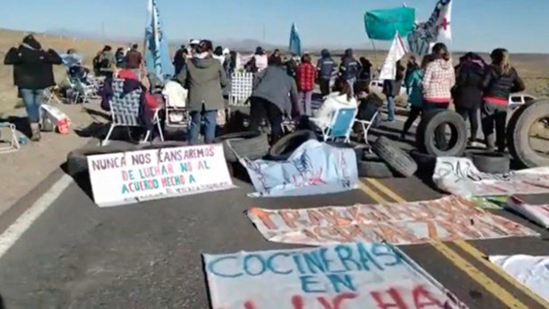 En Neuquén continúan cerca de 20 cortes de ruta de trabajadores autoconvocados del sector de la salud, que dispararon el reclamo de transportistas chilenos.