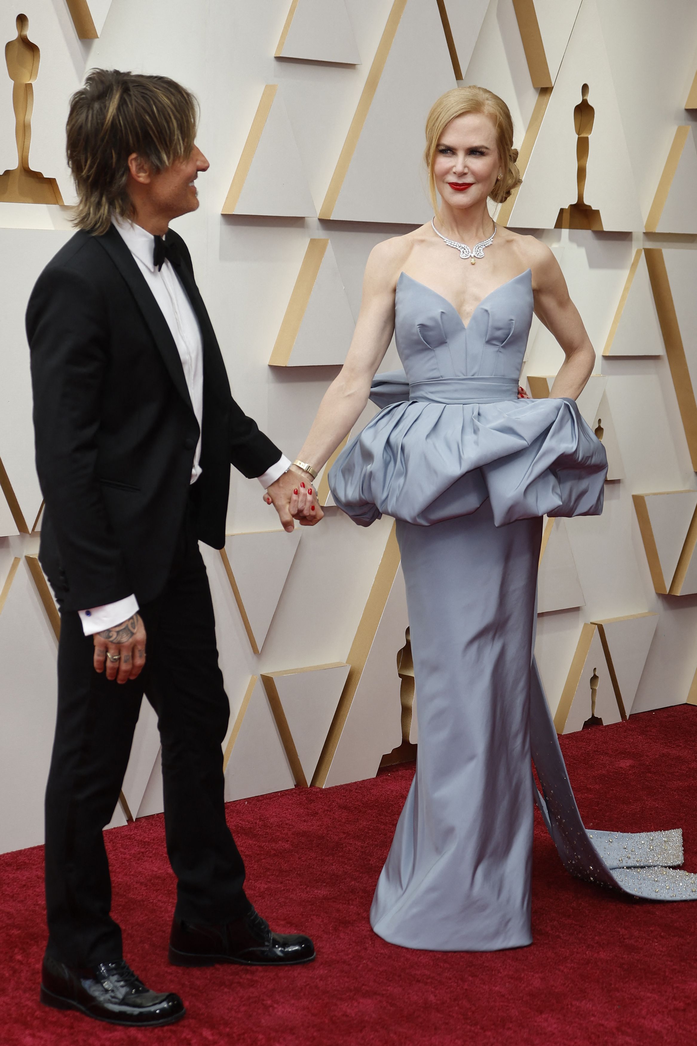 La nominada a la mejor actriz, Nicole Kidman, lució una serie de brillos en la cola de su propio vestido Armani Privé en color bígaro (REUTERS)