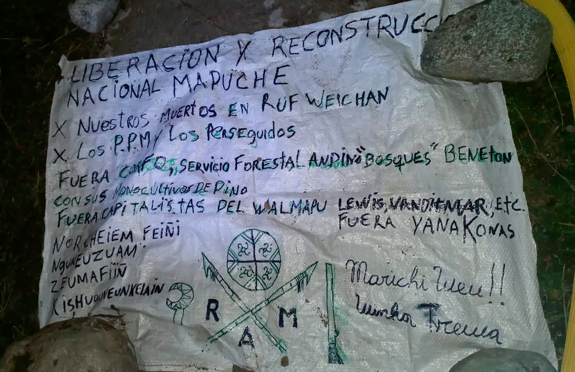 La bandera mapuche que se encontró en el lugar del incendio