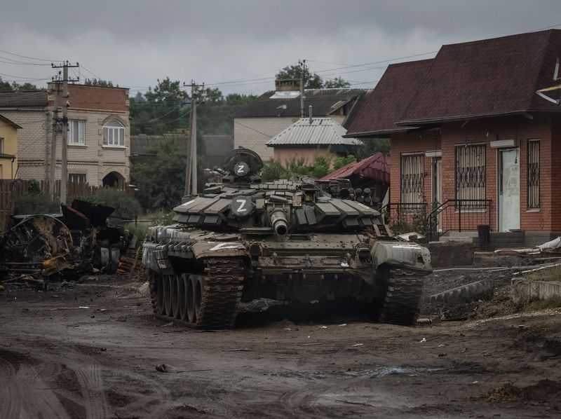 Un tanque ruso destruido en la ciudad de Izium, recientemente liberada por las Fuerzas Armadas de Ucrania, en la región de Kharkiv (REUTERS/Gleb Garanich)