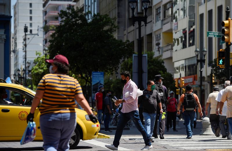 IMAGEN DE ARCHIVO. Personas caminan por las calles en medio del brote de coronavirus, en Guayaquil, Ecuador. Mayo 20, 2020. REUTERS/Santiago Arcos