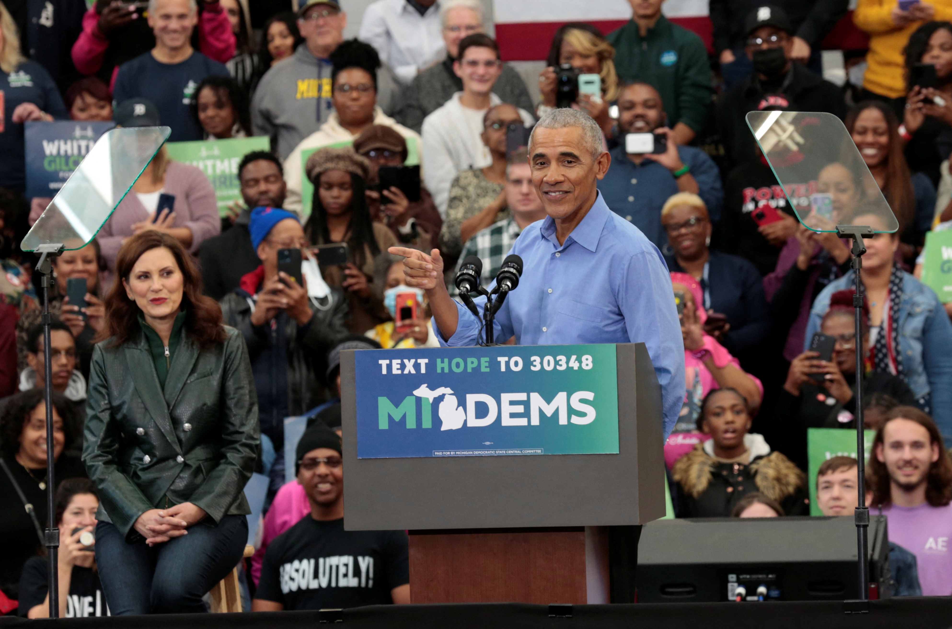 El ex presidente Barack Obama en un evento de campaña en Detroit, junto a la gobernadora de Michigan, Gretchen Whitmer 