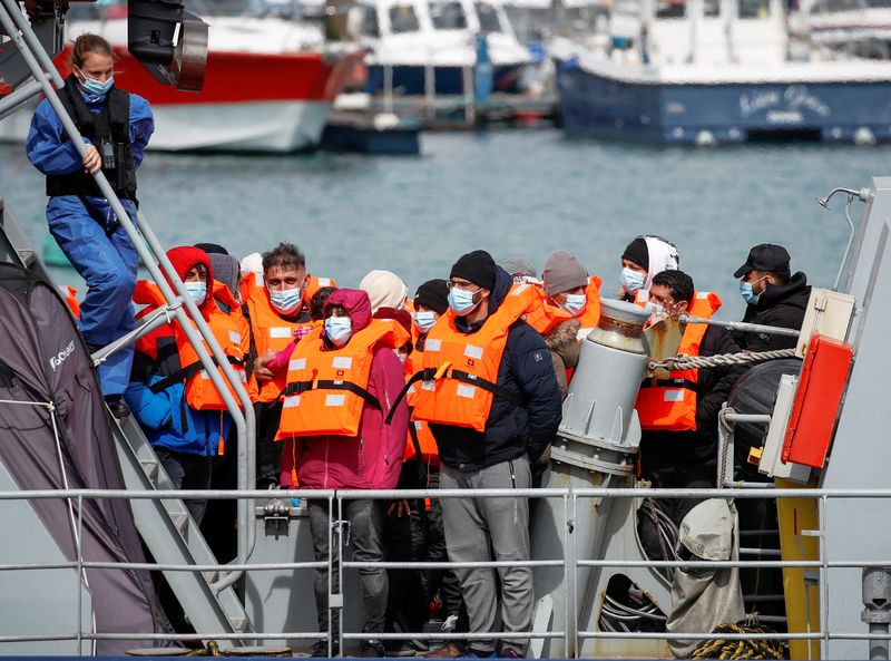 Migrantes llegan al Puerto de Dover luego de ser rescatados mientras cruzaban el Canal de la Mancha, en Dover, Gran Bretaña