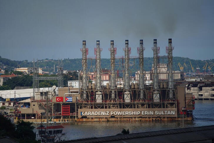 La central eléctrica flotante turca Karadeniz Erin Sultan opera en la bahía de La Habana, Cuba. 30 agosto 2022. REUTERS/Alexandre Meneghini