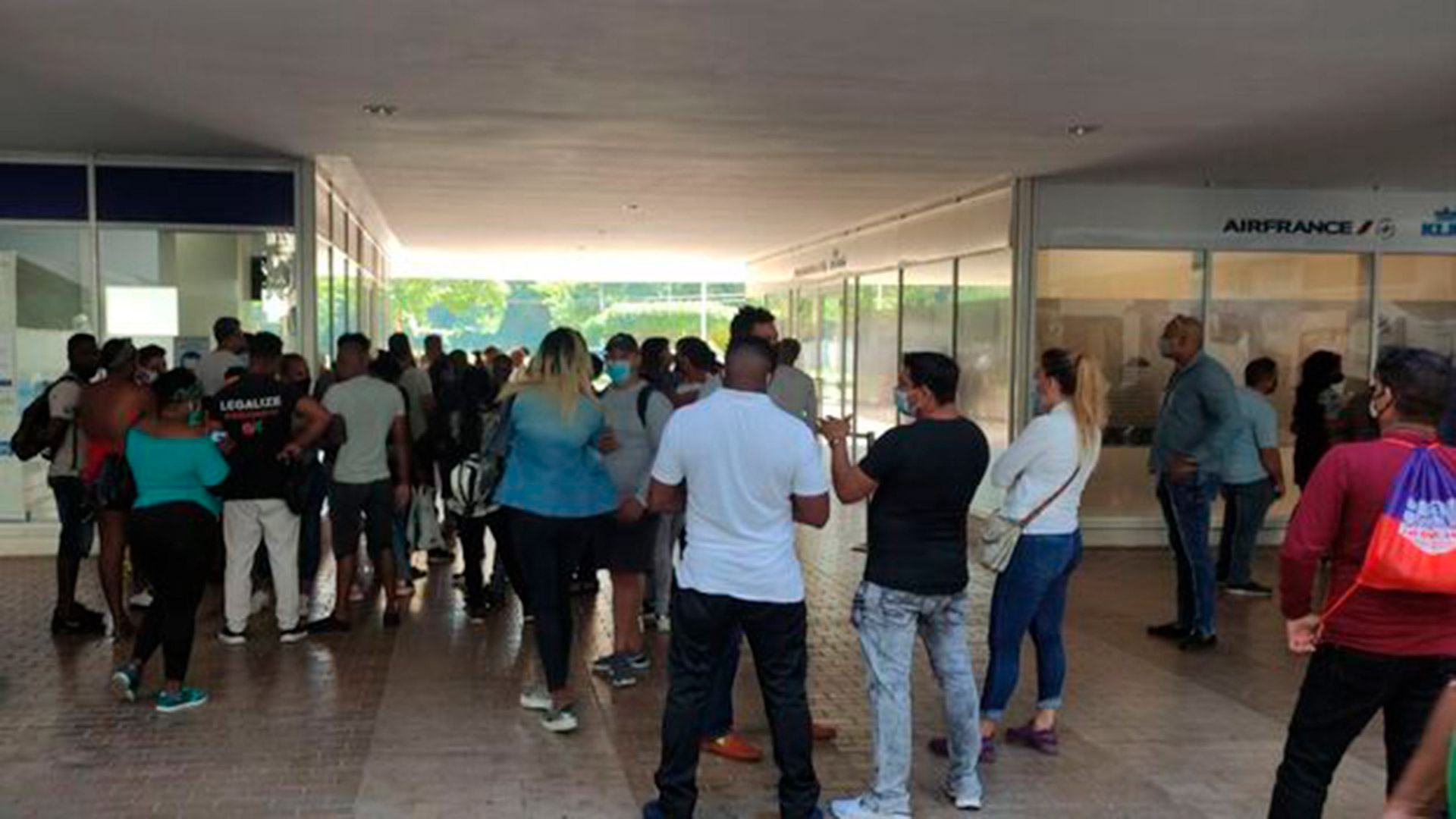 El anuncio de ingreso libre a Nicaragua hizo que muchos cubanos se agolparan en las oficinas de las líneas aéreas Copa y Conviasa en busca de pasajes. (Foto 14ymedio)